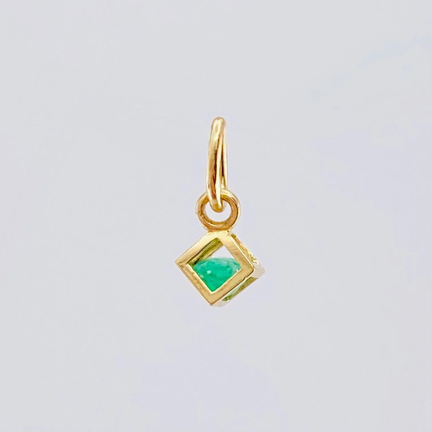 Dije Cubo Esmeralda 10 Pts 0.3 g / 1 cm Oro Amarillo 18K