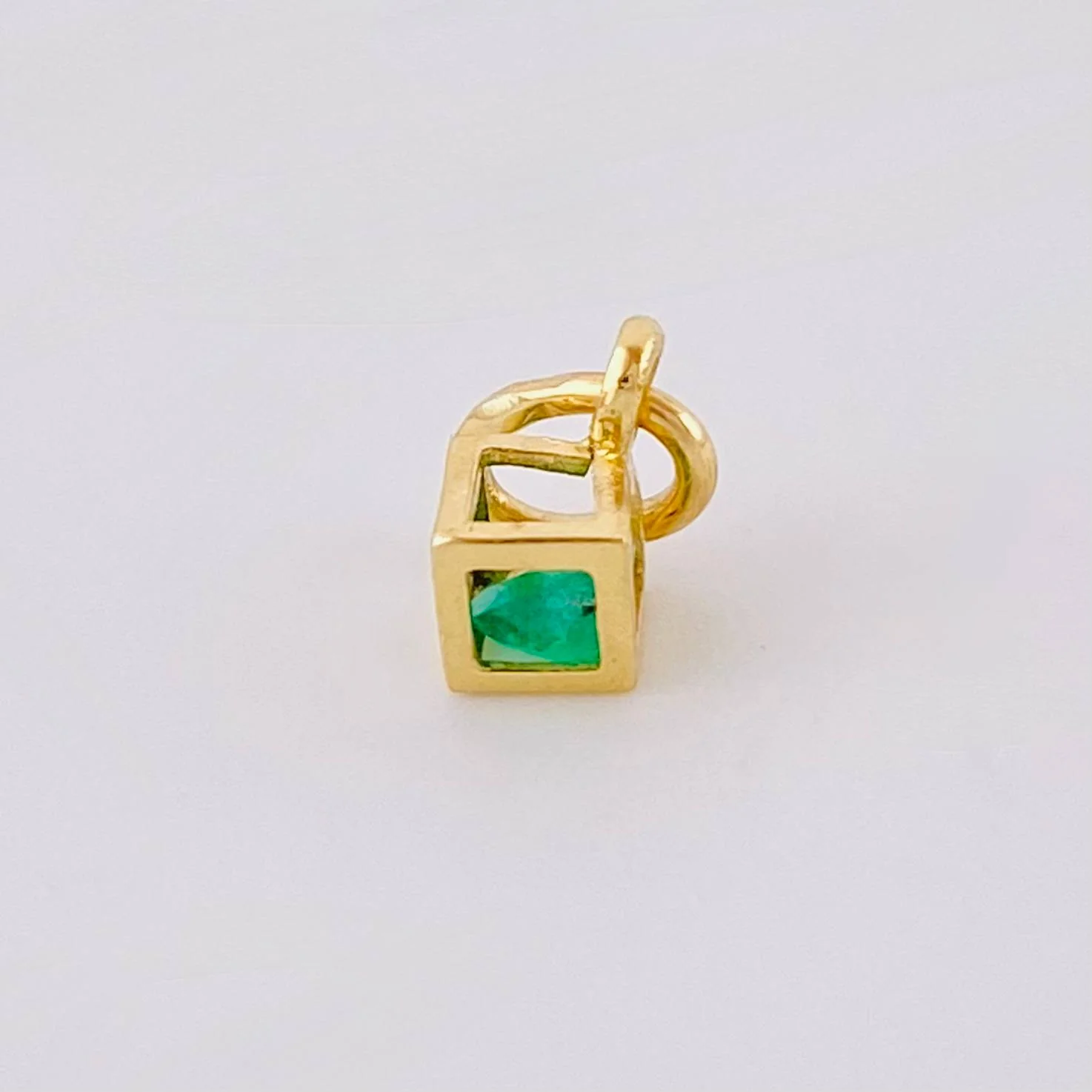 Dije Cubo Mini Esmeralda 11pts 0.35gr / 1.2cm / Oro Amarillo 18K © - Image 3