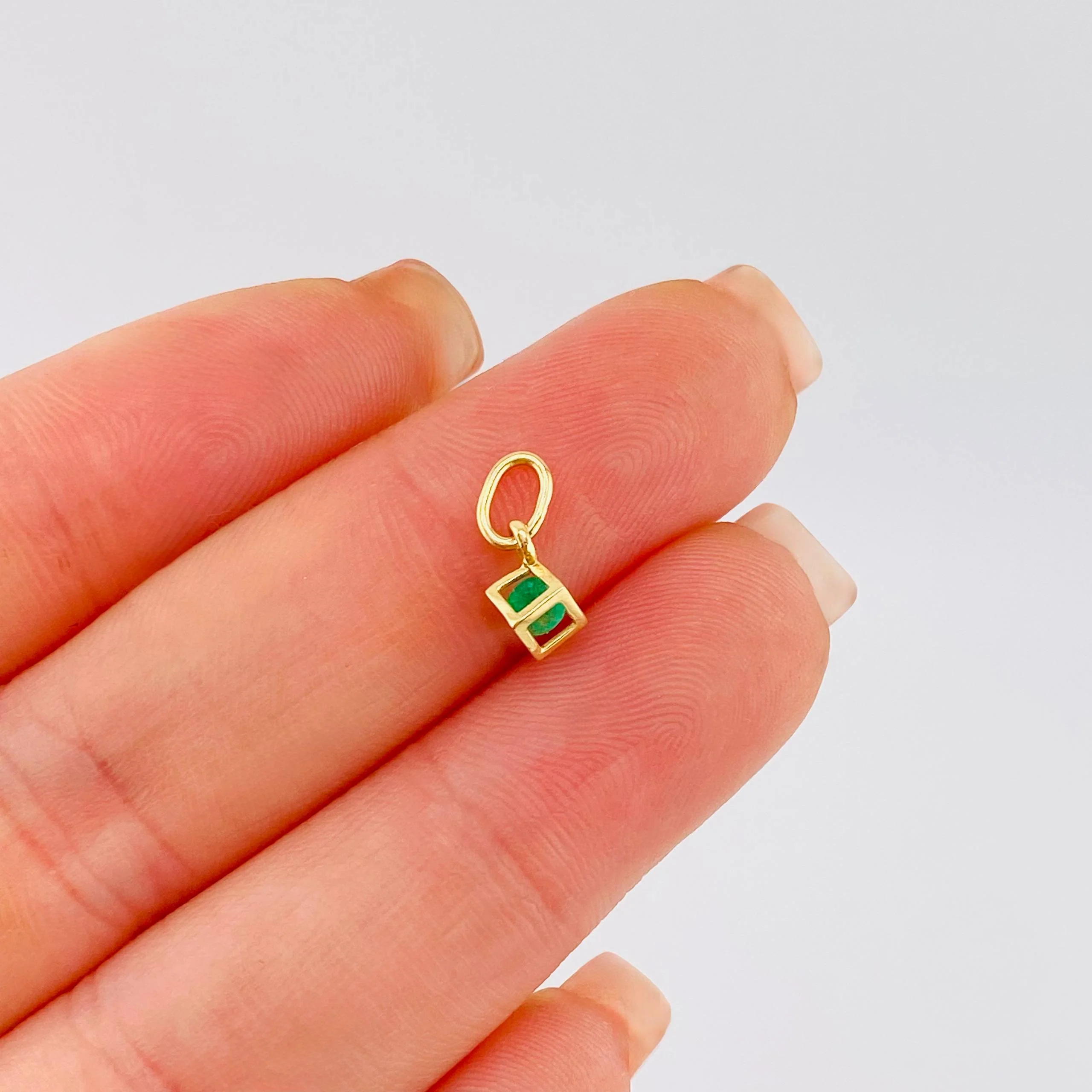 Dije Cubo Mini Esmeralda 11pts 0.35gr / 1.2cm / Oro Amarillo 18K © - Image 4