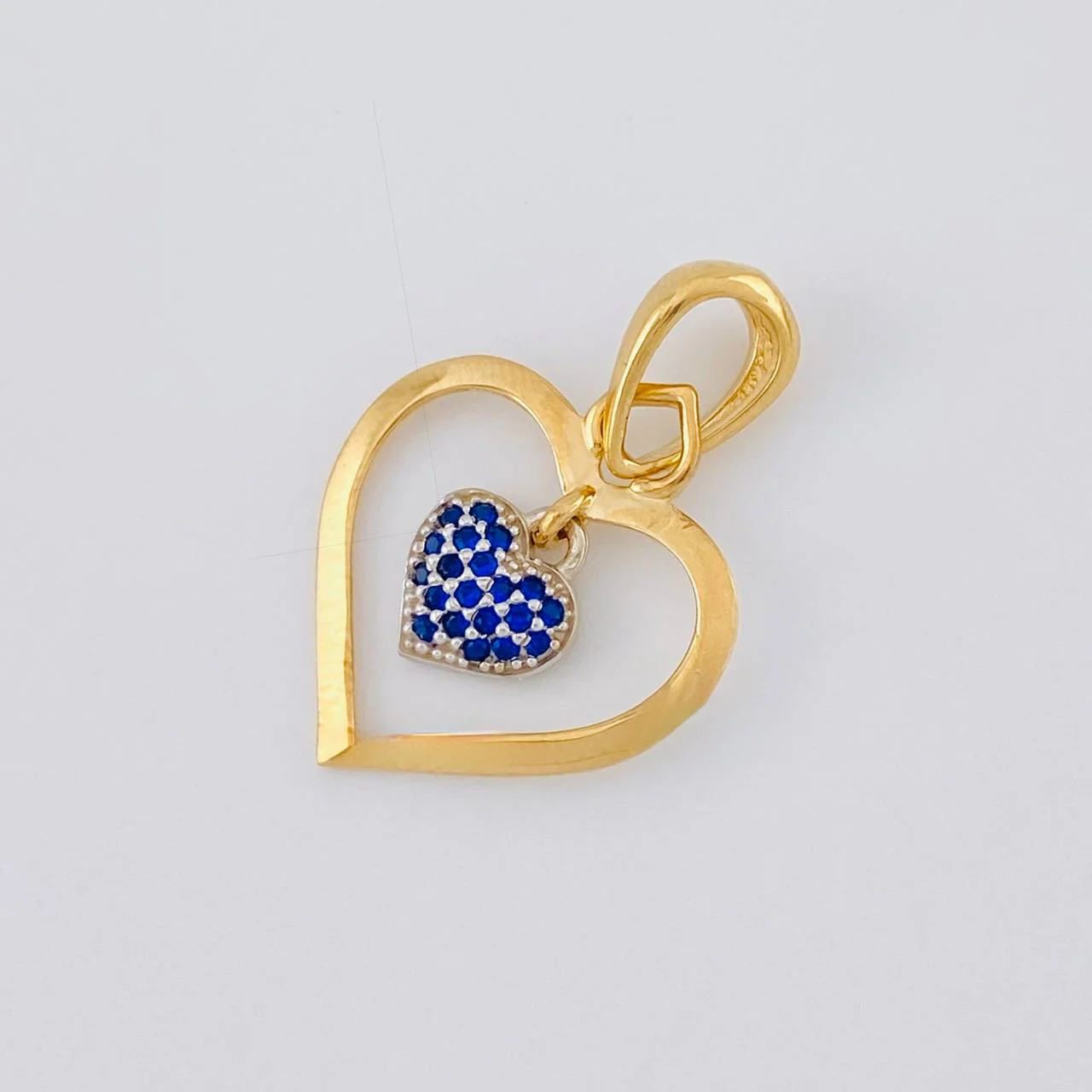 Dije Doble Corazón Colgante 1.95 g / 2.7 cm Dos Oros Amarillo Blanco 18K - Image 3