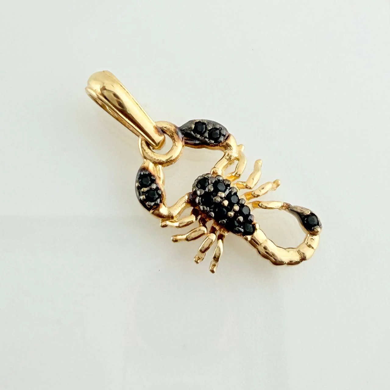 Dije Escorpion 1.15gr / 2.1cm / Dos Oros Negro Amarillo 18K % - Image 3
