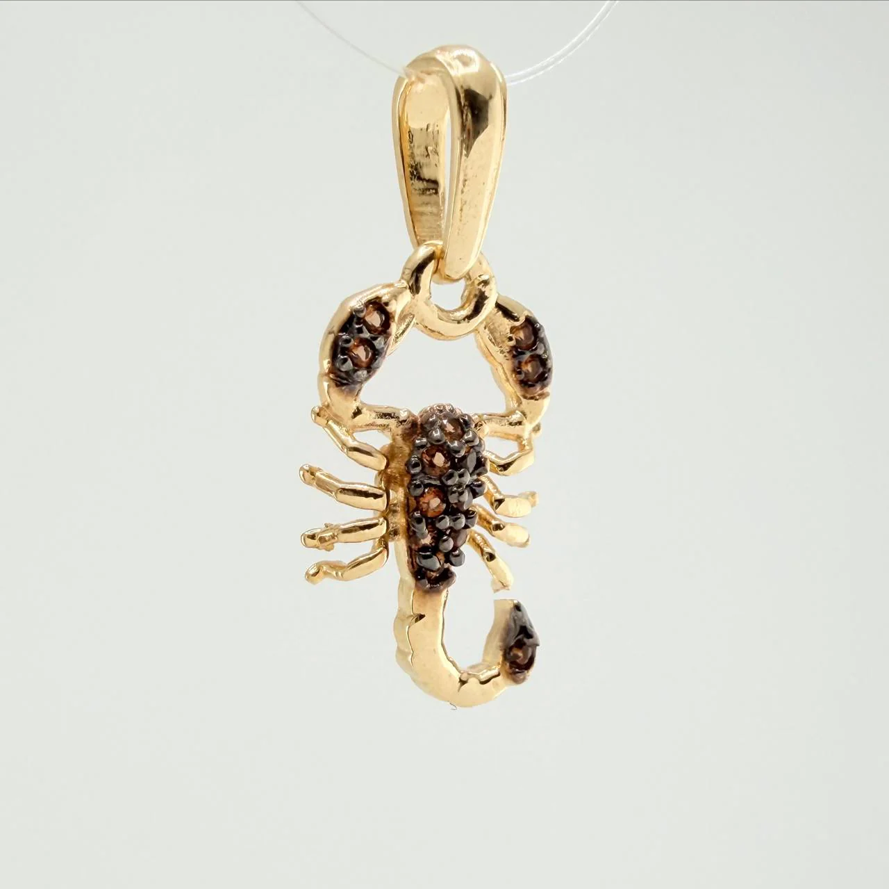 Dije Escorpion 1.15gr / 2.1cm / Dos Oros Negro Amarillo 18K % - Image 2