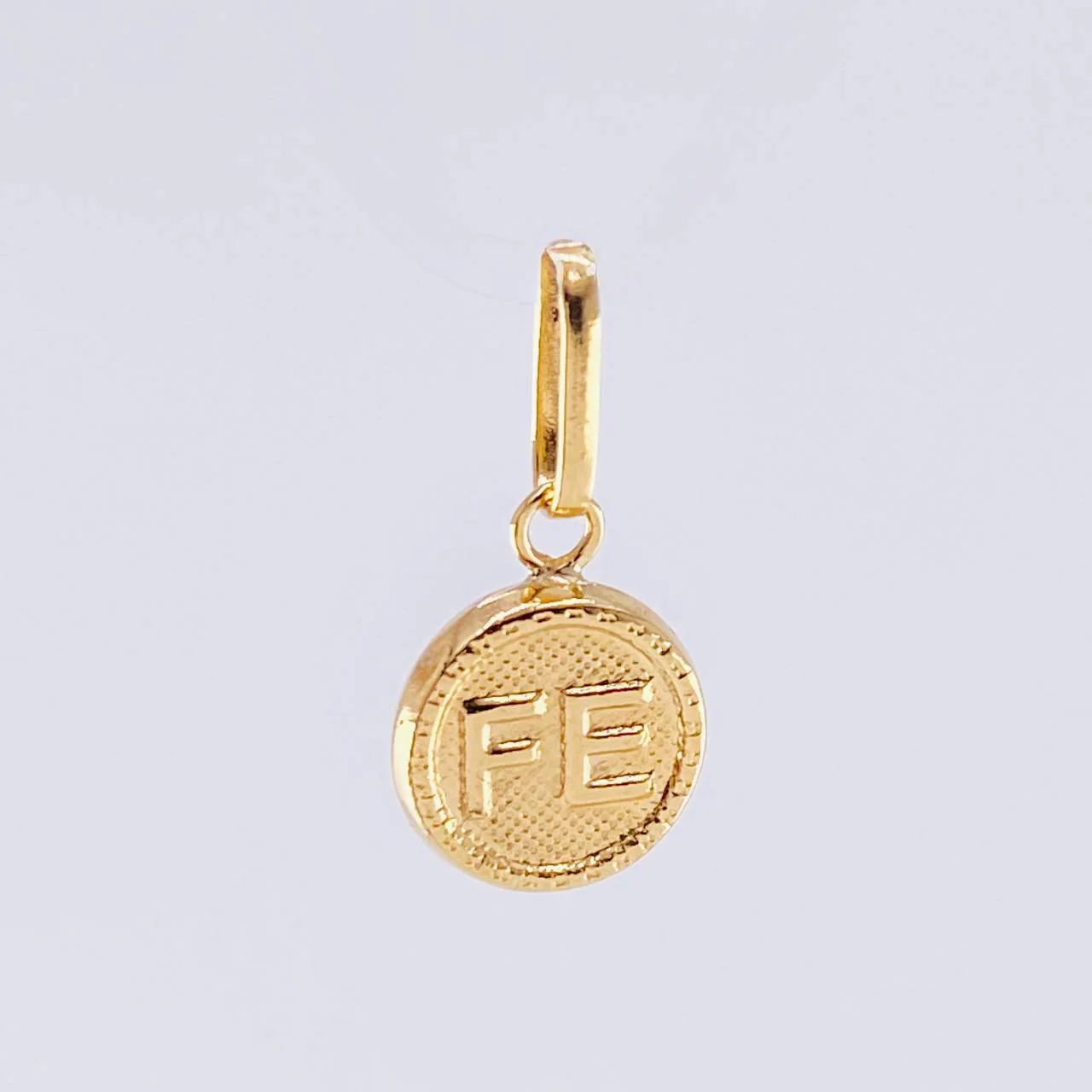 Dije Fe 0.55 g / 1.8 cm Oro Amarillo 18K - Image 4