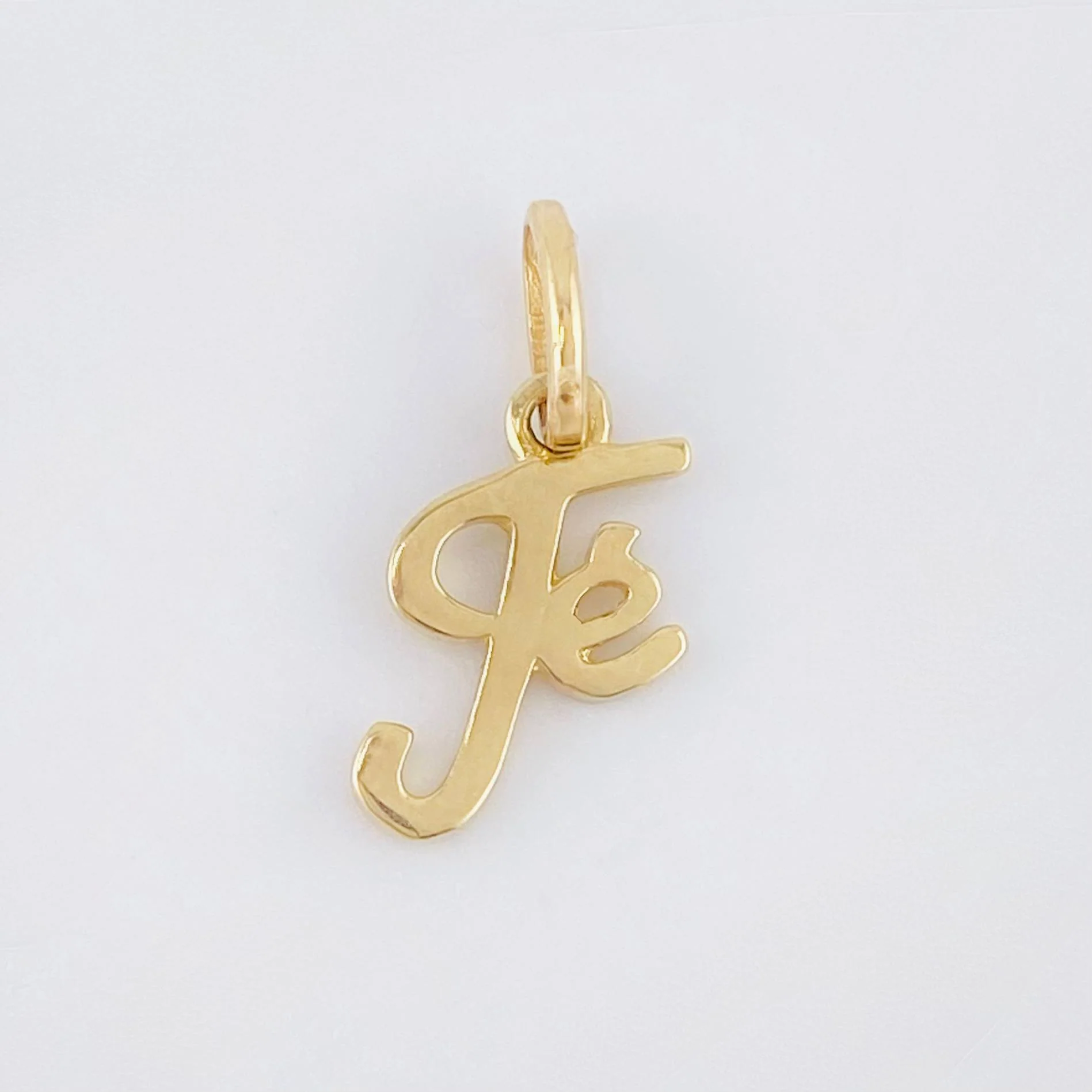Dije Fe 0.85gr / 1.7cm / Oro Amarillo 18K *