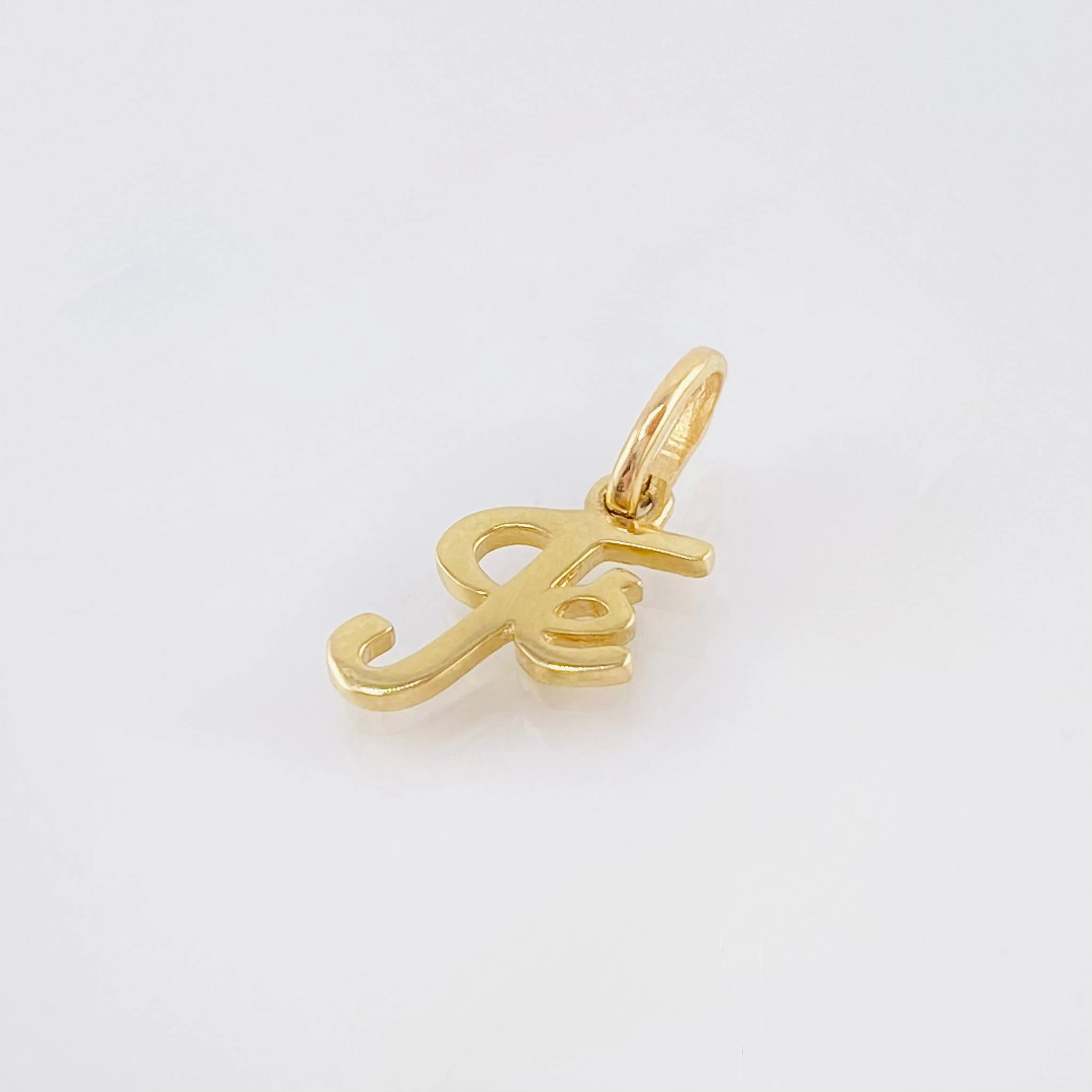 Dije Fe 0.85gr / 1.7cm / Oro Amarillo 18K * - Image 3