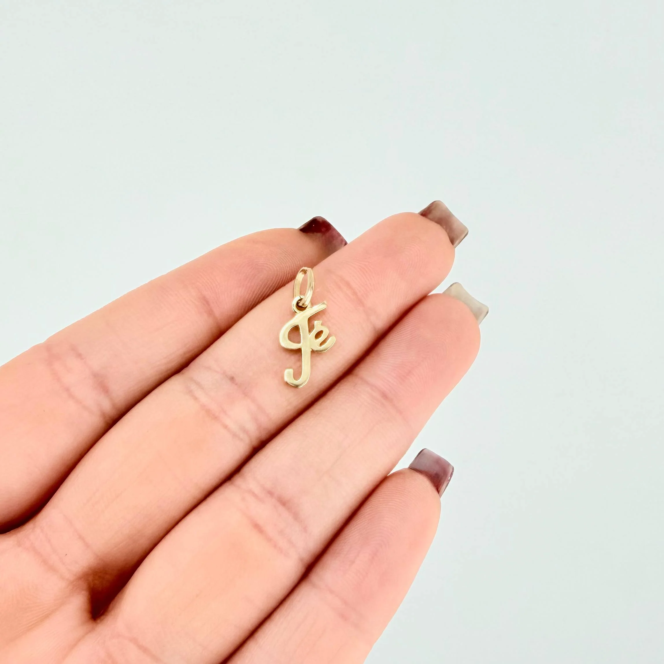 Dije Fe 0.85gr / 1.7cm / Oro Amarillo 18K * - Image 5