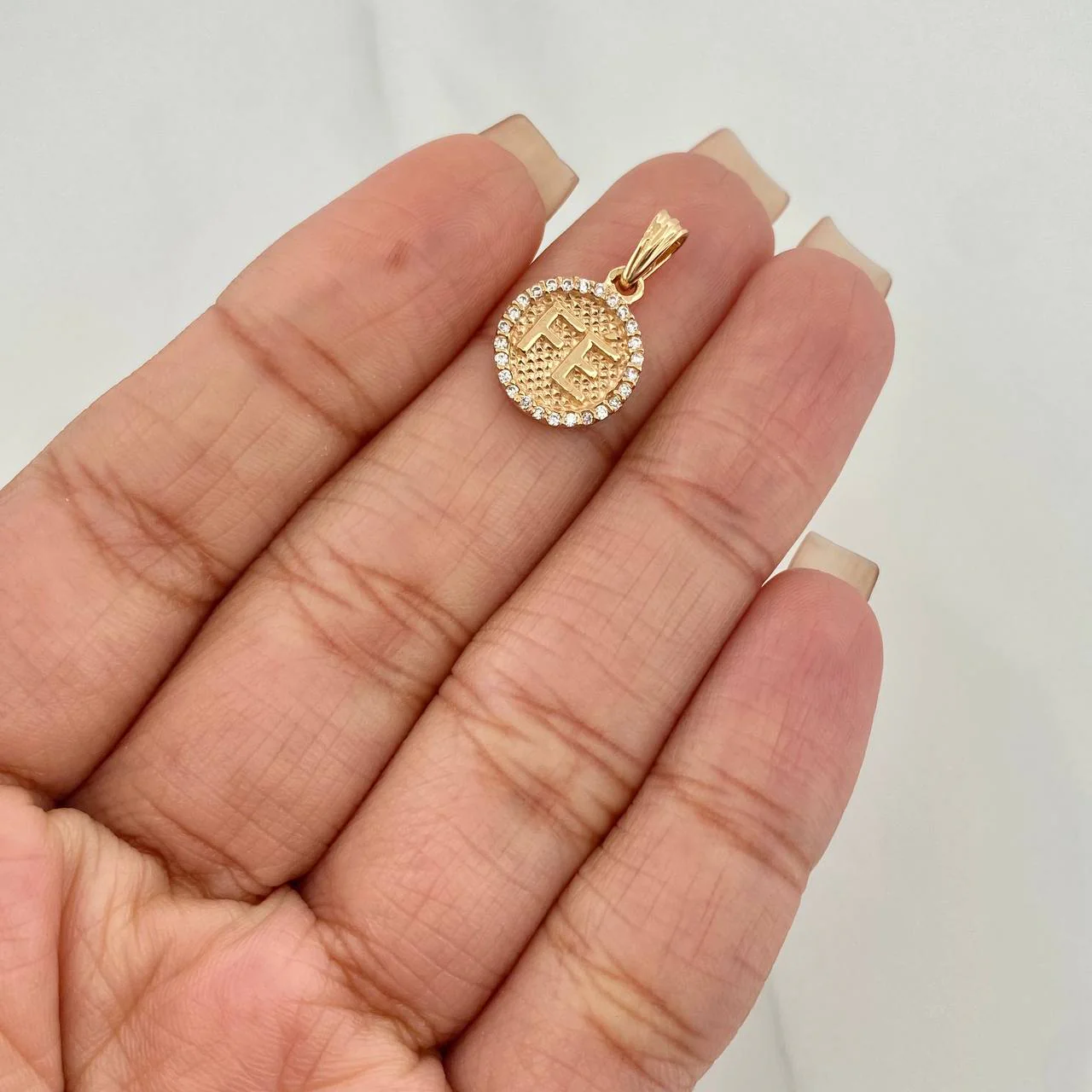 Dije Fe 1.45 g / 2 cm Oro Amarillo 18K - Image 4
