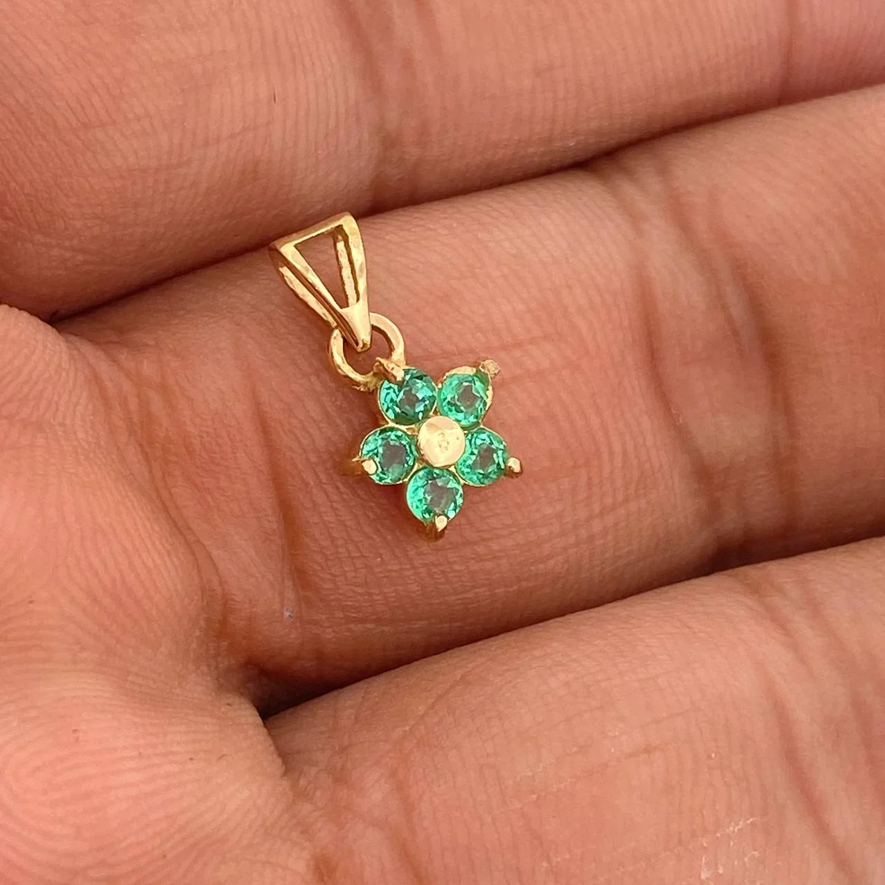 Dije Flor 5 Petalos Esmeraldas 0,15Pts 0.55 g / 1.3 cm Oro Amarillo 18K - Image 3