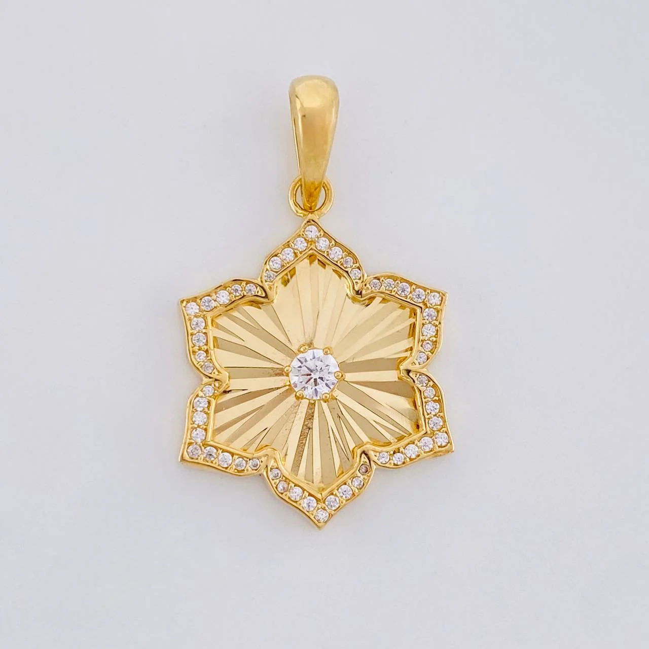 Dije Flor de Loto 3.45g / 3.3cm Oro Amarillo 18K
