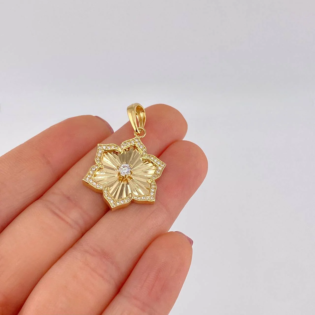 Dije Flor de Loto 3.45g / 3.3cm Oro Amarillo 18K - Image 5