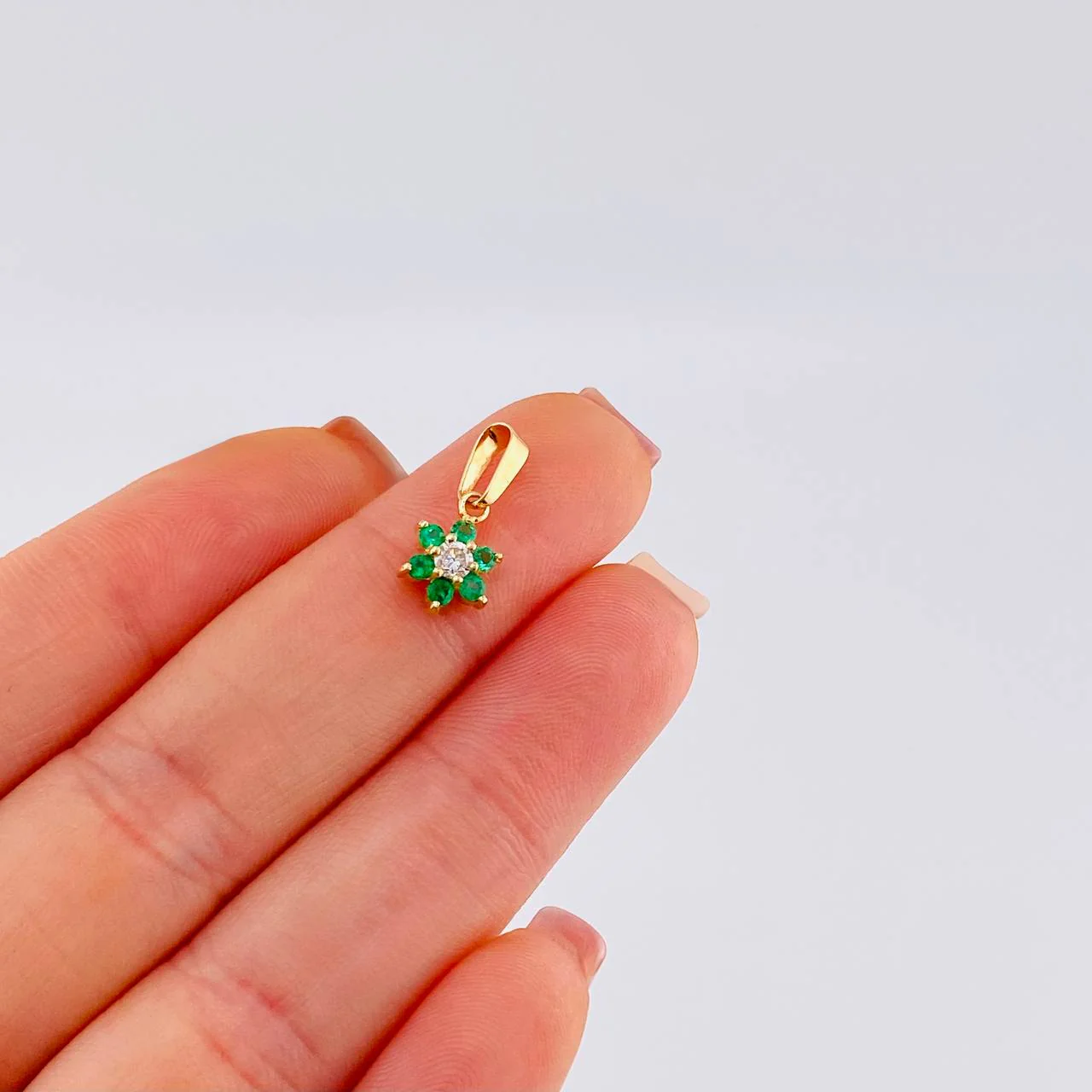 Dije Flor Esmeraldas 9Pts Diamante 9Pts 0.85 g / 1.5 cm Oro Amarillo 18K - Image 5