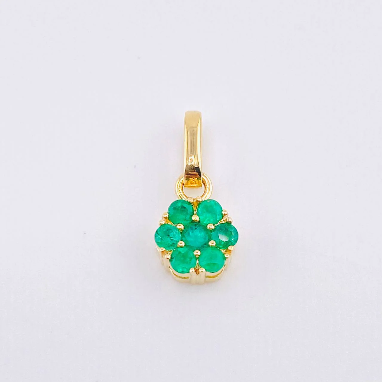 Dije Flor Hexagonal 21pts Esmeraldas 1.05gr / 1.4cm / Oro Amarillo 18K * - Image 2