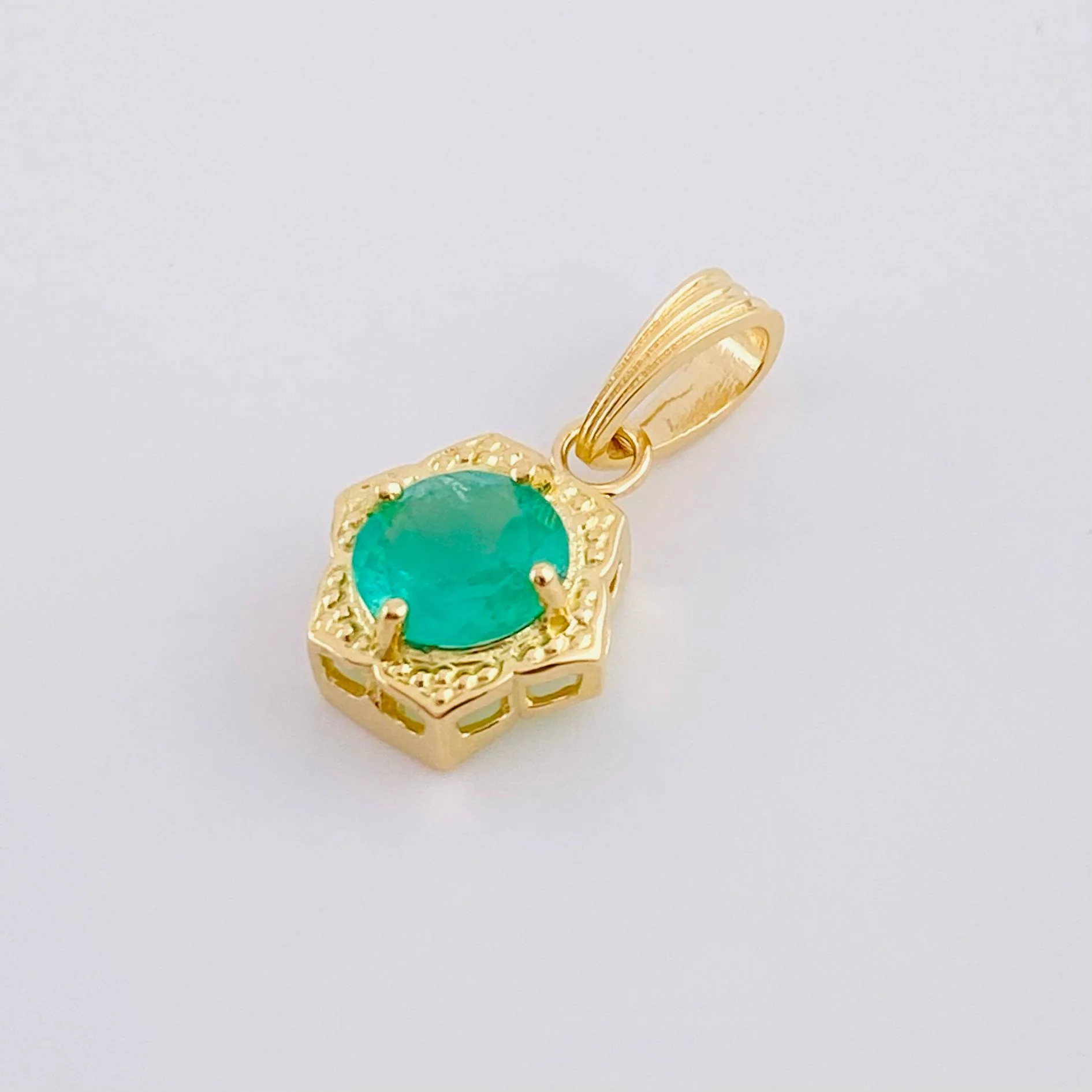 Dije Flor Hexagonal Esmeralda 59Pts 1.3 g / 2.9 cm Oro Amarillo 18K - Image 2