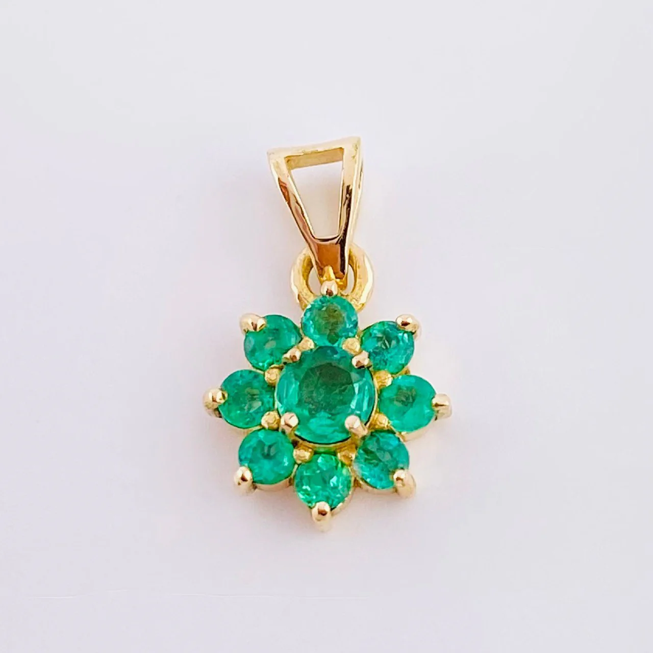 Dije Flor Nevada 50pts Esmeraldas 2.35gr / 2cm / Oro Amarillo 18K - Image 2