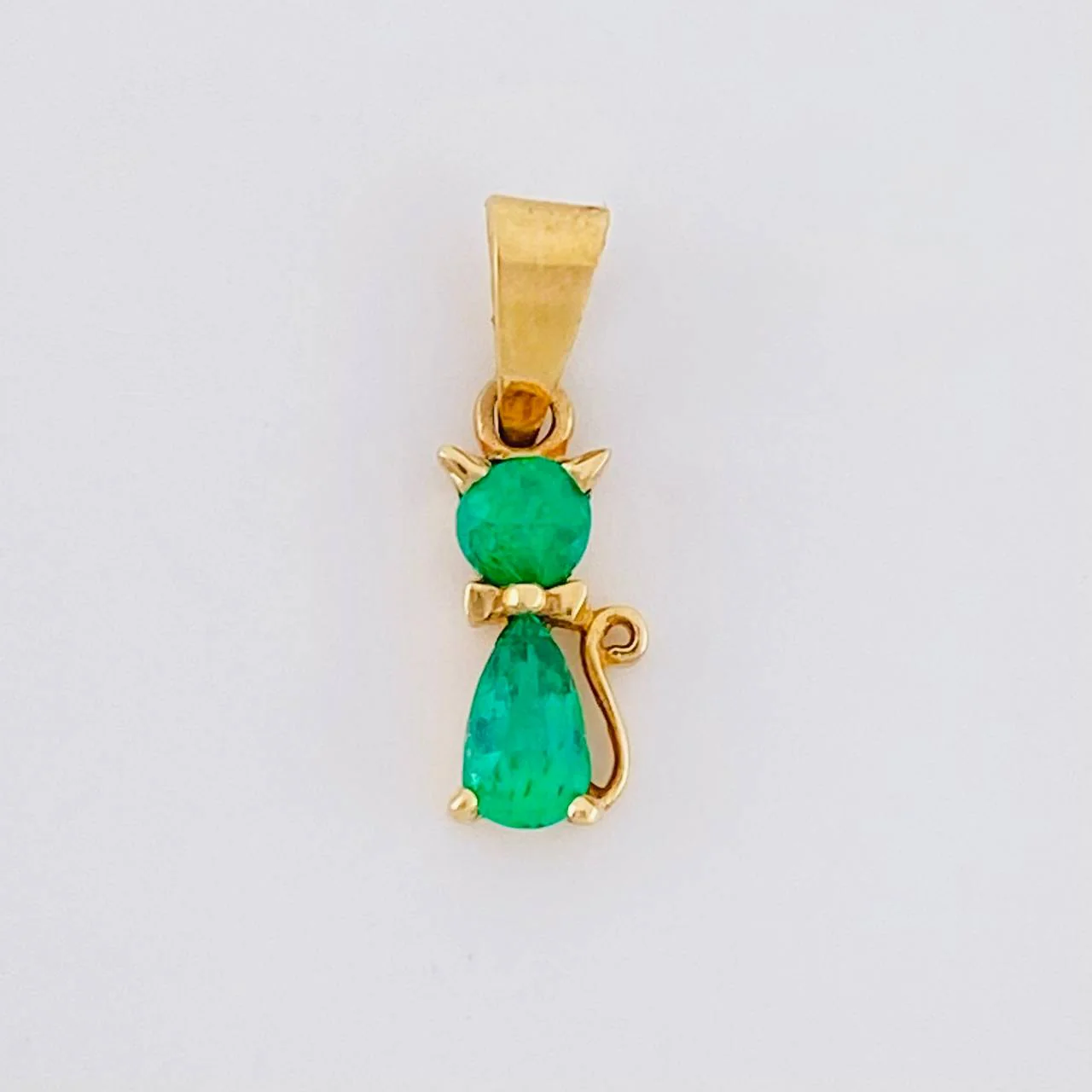 Dije Gato Esmeraldas 28pts 0.6gr / 1.5cm / Oro Amarillo 18K