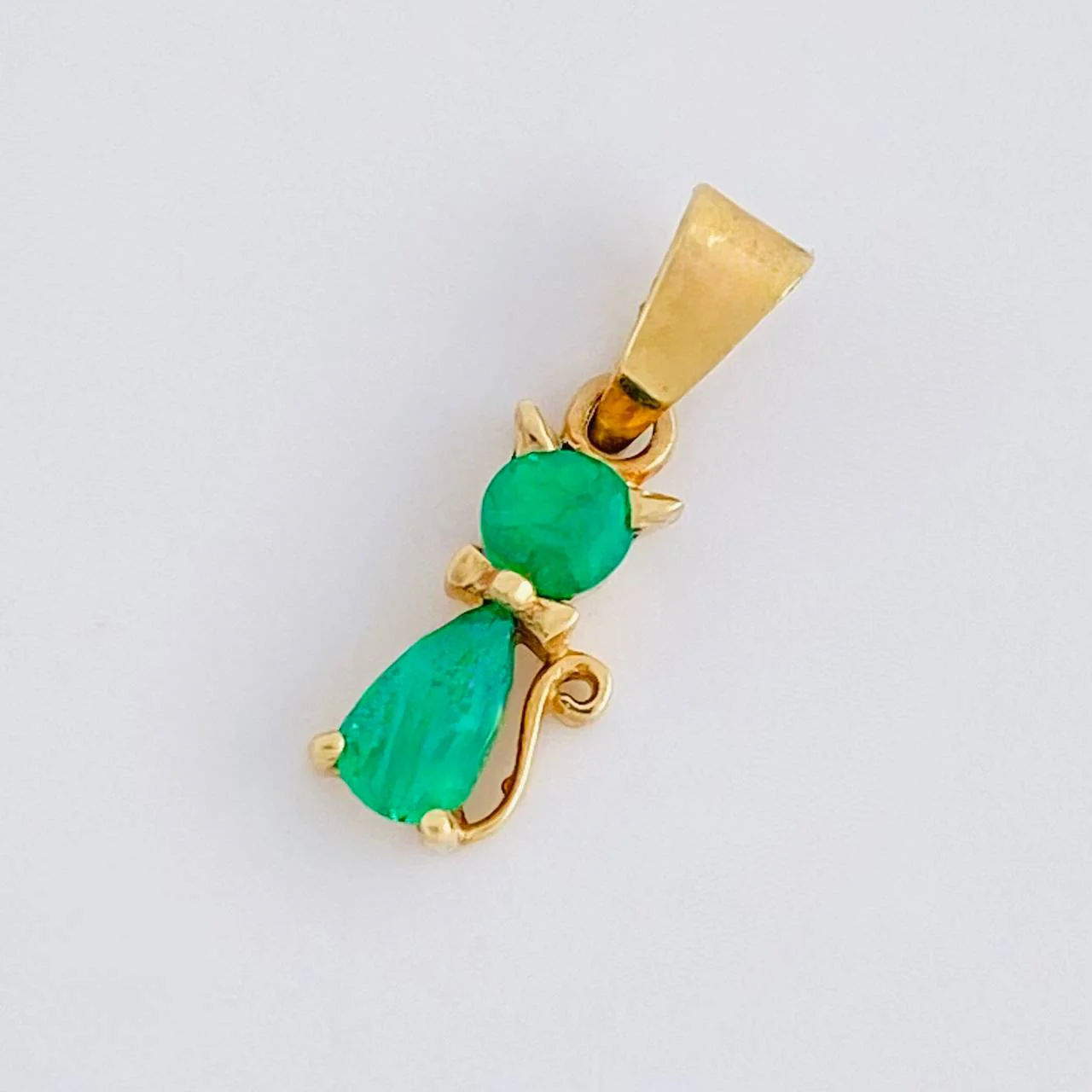 Dije Gato Esmeraldas 28pts 0.6gr / 1.5cm / Oro Amarillo 18K - Image 2