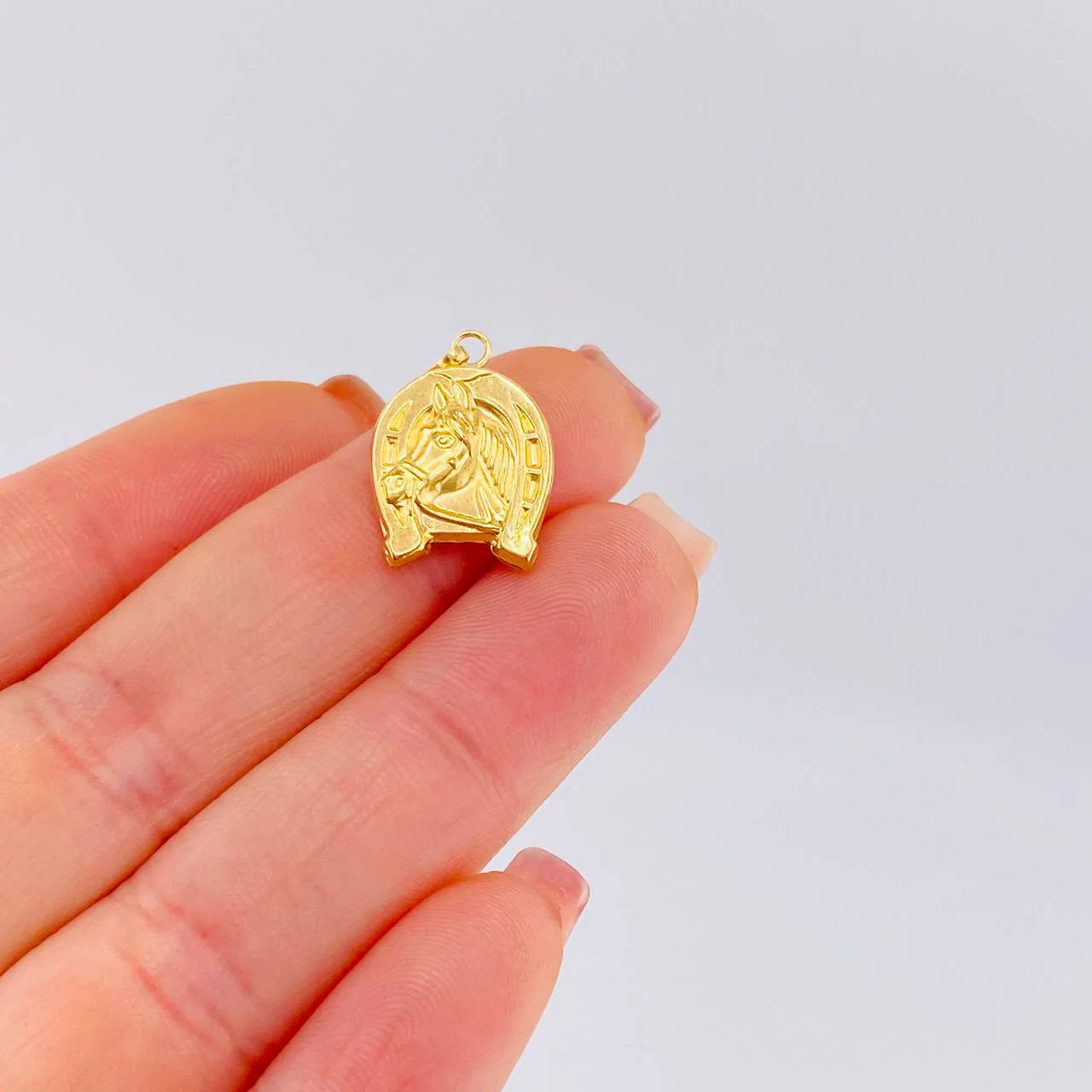 Dije Herradura Caballo 1.15 g / 2.3 cm Oro Amarillo 18K - Image 4