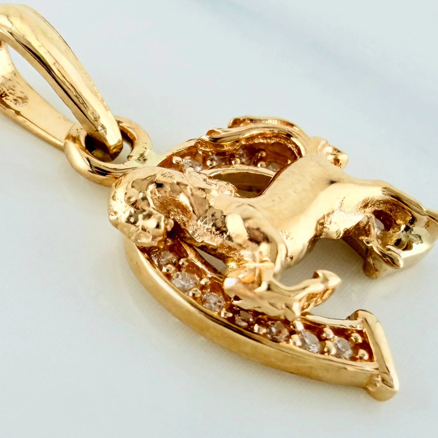Dije Herradura Caballo 1.75 g / 2.1 cm Oro Amarillo 18K - Image 3