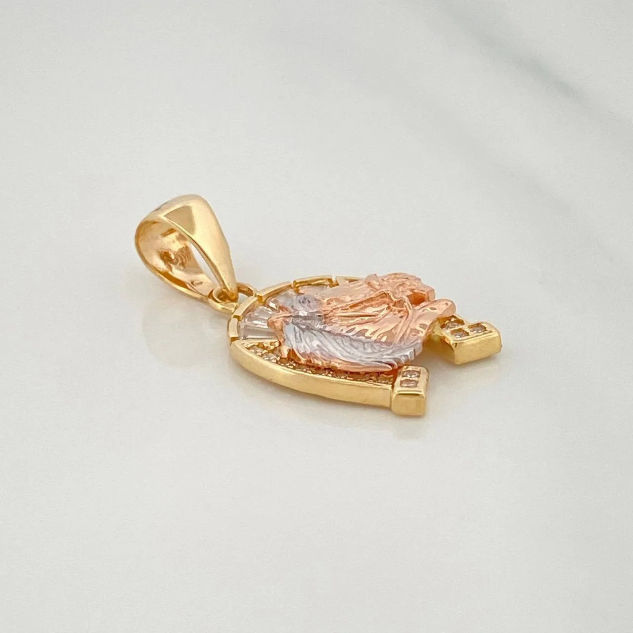 Dije Herradura Caballo 2.45 g / 2.5 cm Tres Oros 18K - Image 3