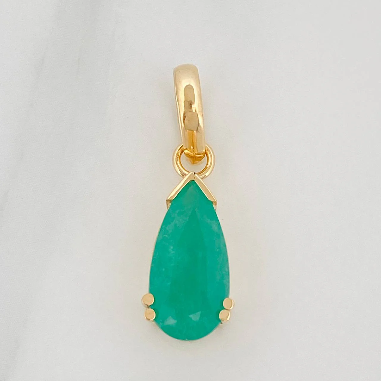 Dije Lagrima Esmeraldas 2.80 qts 2.55gr / 2.5cm / Oro Amarillo 18K %