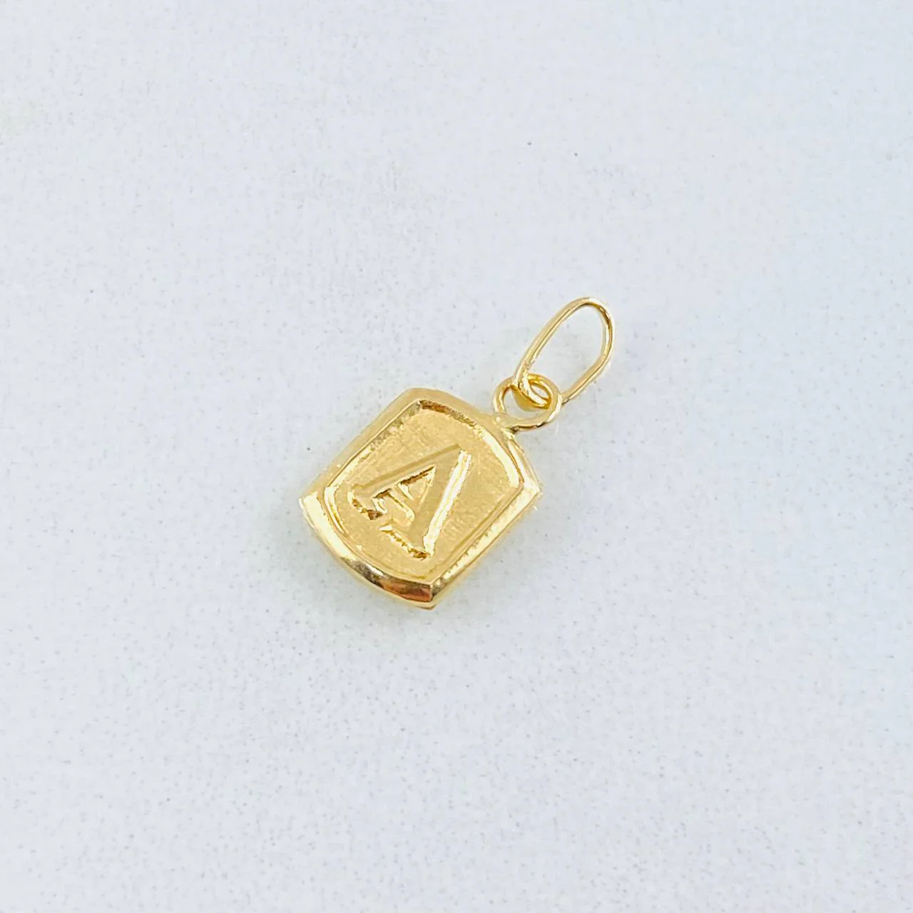 Dije Letra A Marco Texturizado 0.35gr / 1.5cm / Oro Amarillo 18K * - Image 5