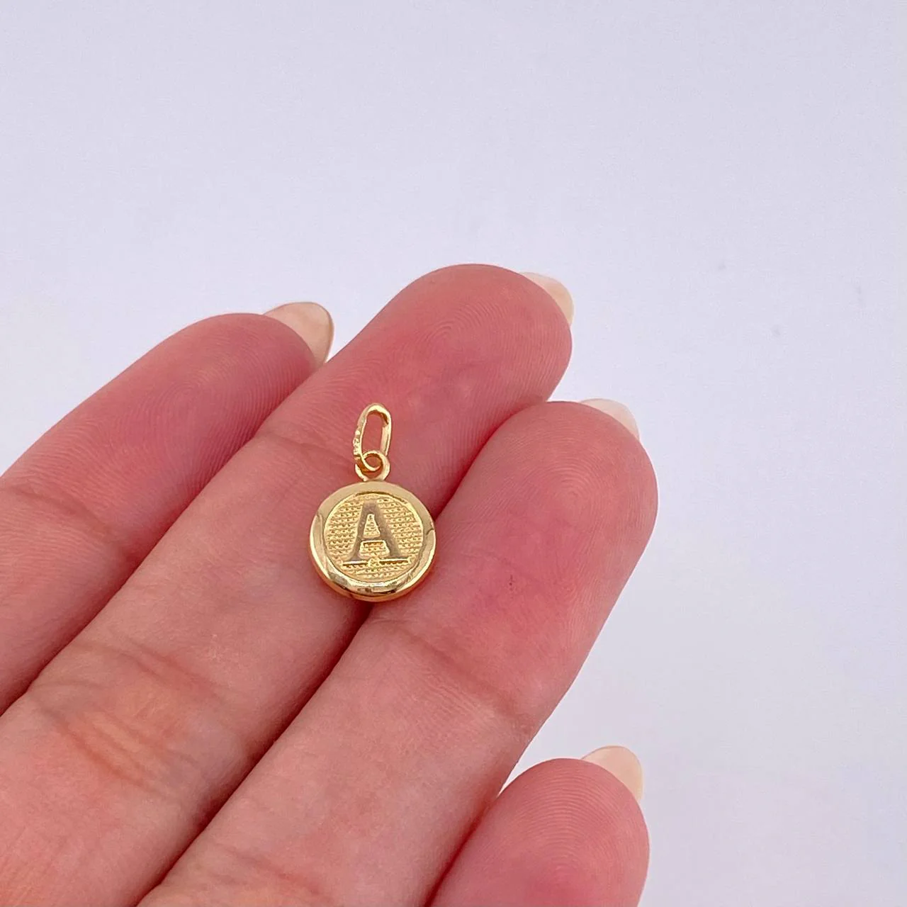 Dije Letra A 0.45 g / 1.6 cm Oro Amarillo 18K - Image 3