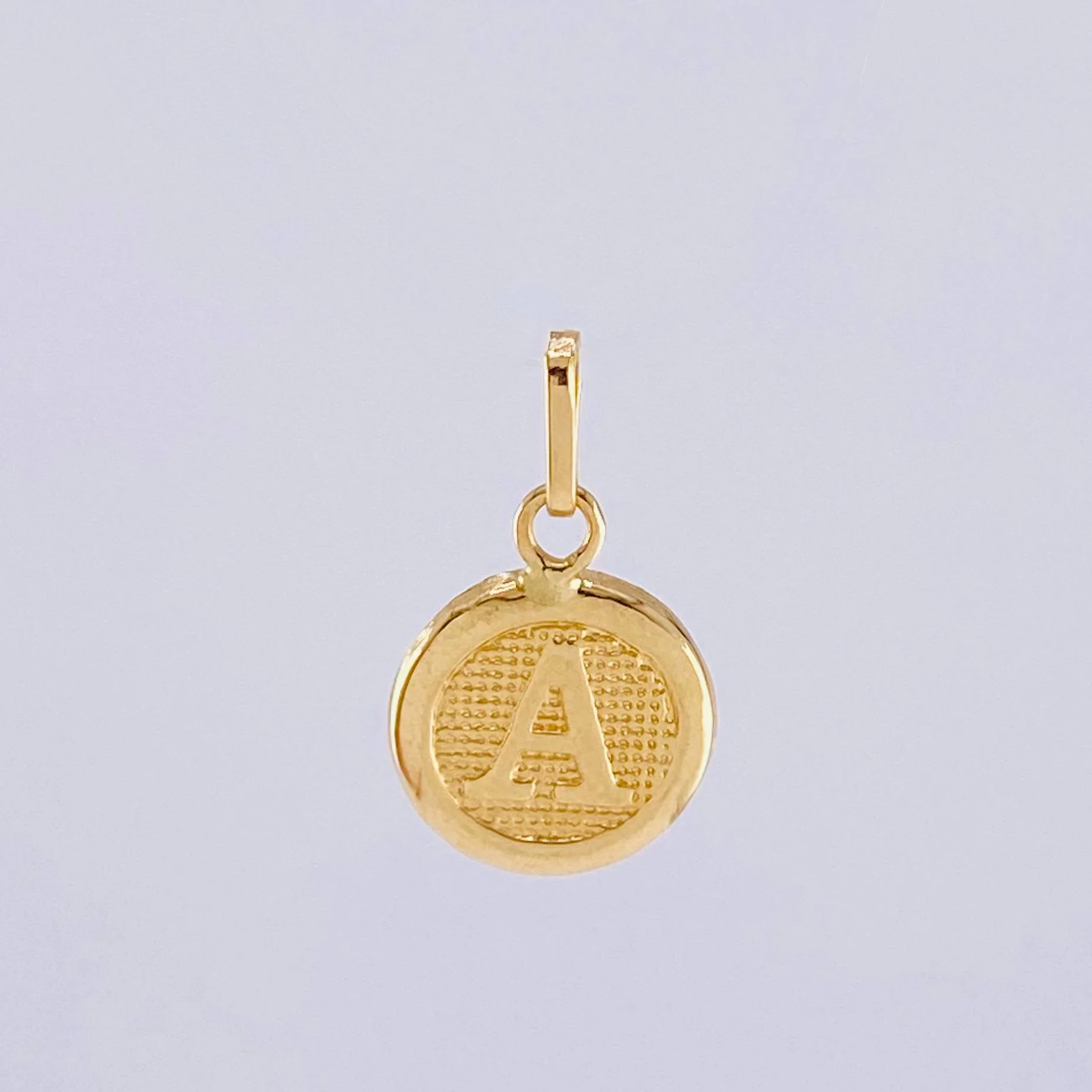 Dije Letra A 0.45 g / 1.6 cm Oro Amarillo 18K - Image 4