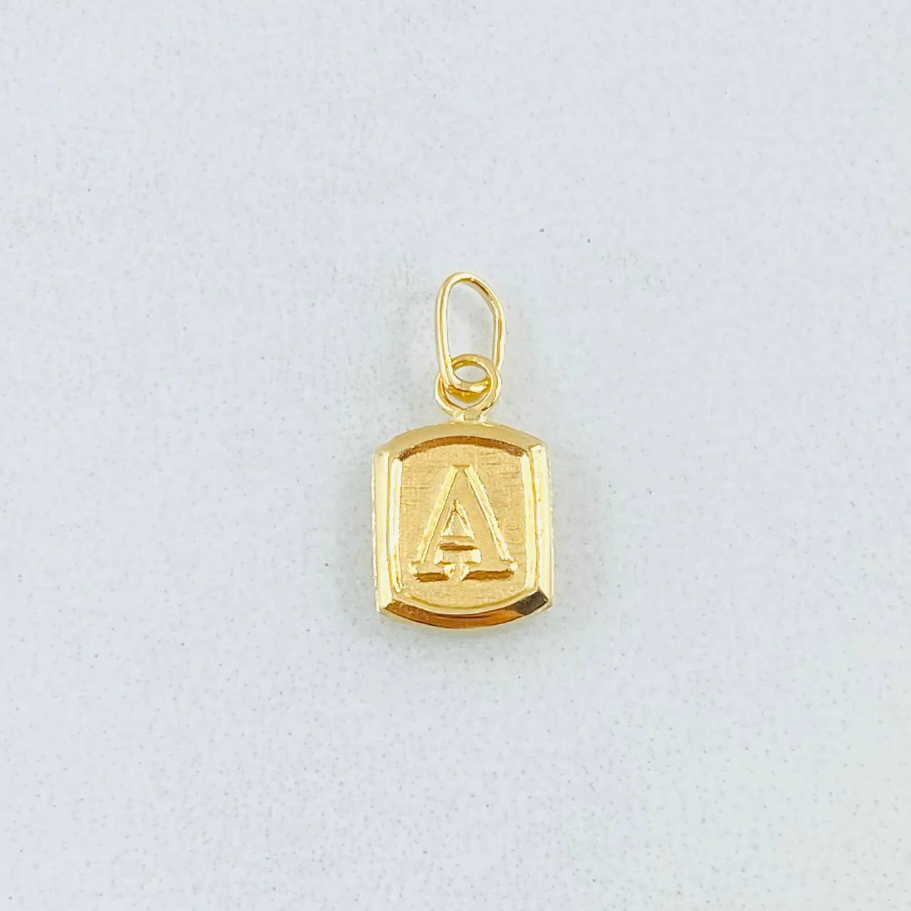 Dije Letra A Marco Texturizado 0.35gr / 1.5cm / Oro Amarillo 18K - Image 2