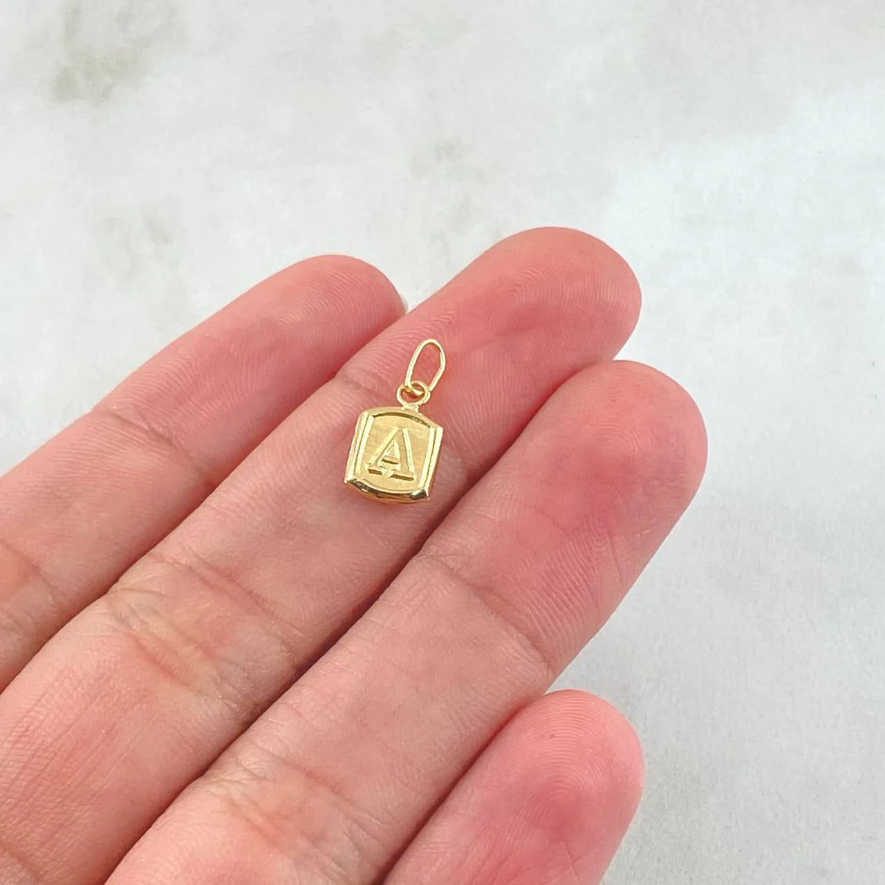 Dije Letra A Marco Texturizado 0.35gr / 1.5cm / Oro Amarillo 18K - Image 4