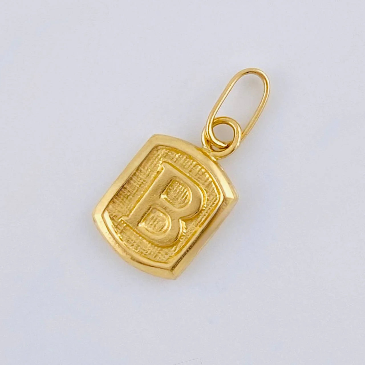 Dije Letra B 0.35 g / 1.4 cm Oro Amarillo 18K - Image 3