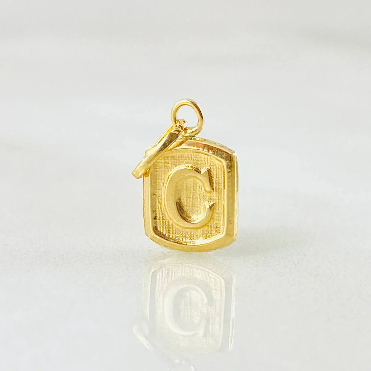 Dije Letra C 0.35 g / 1.4 cm Oro Amarillo 18K - Image 4