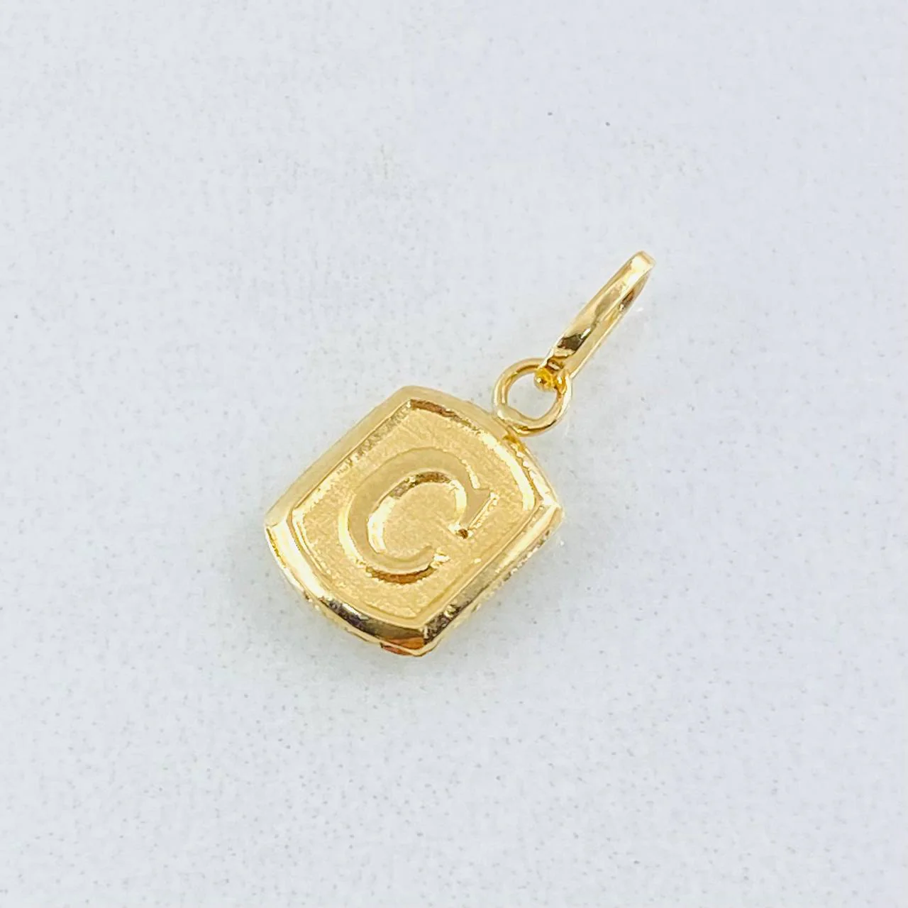 Dije Letra C 0.35 g / 1.4 cm Oro Amarillo 18K - Image 2