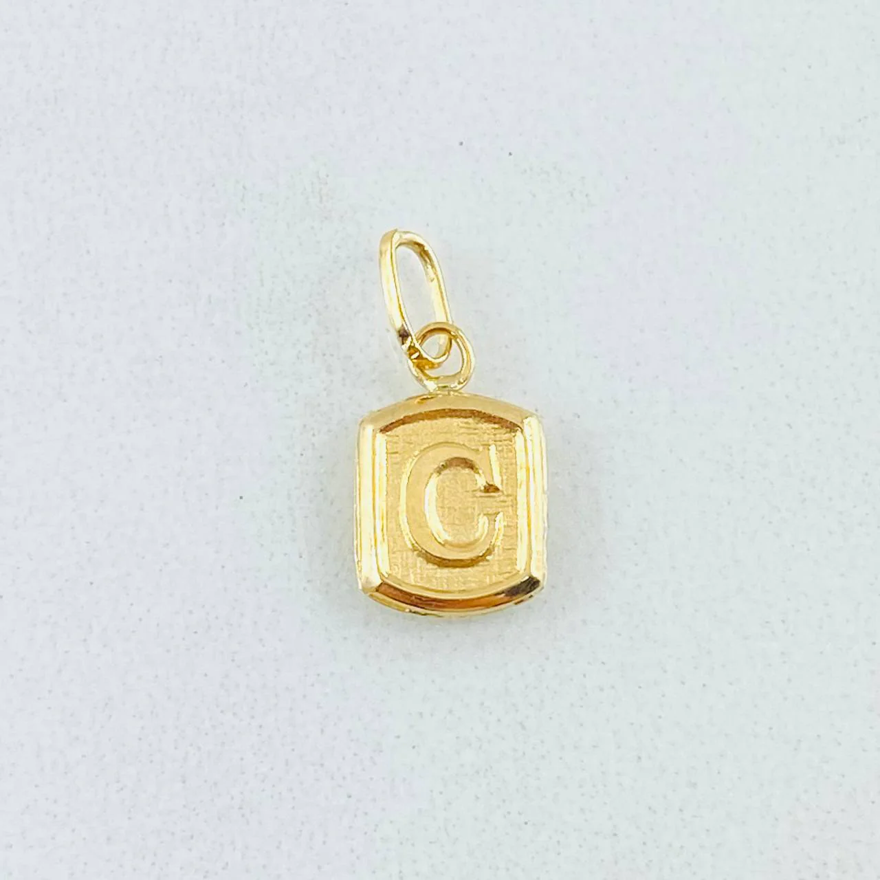 Dije Letra C 0.35 g / 1.4 cm Oro Amarillo 18K