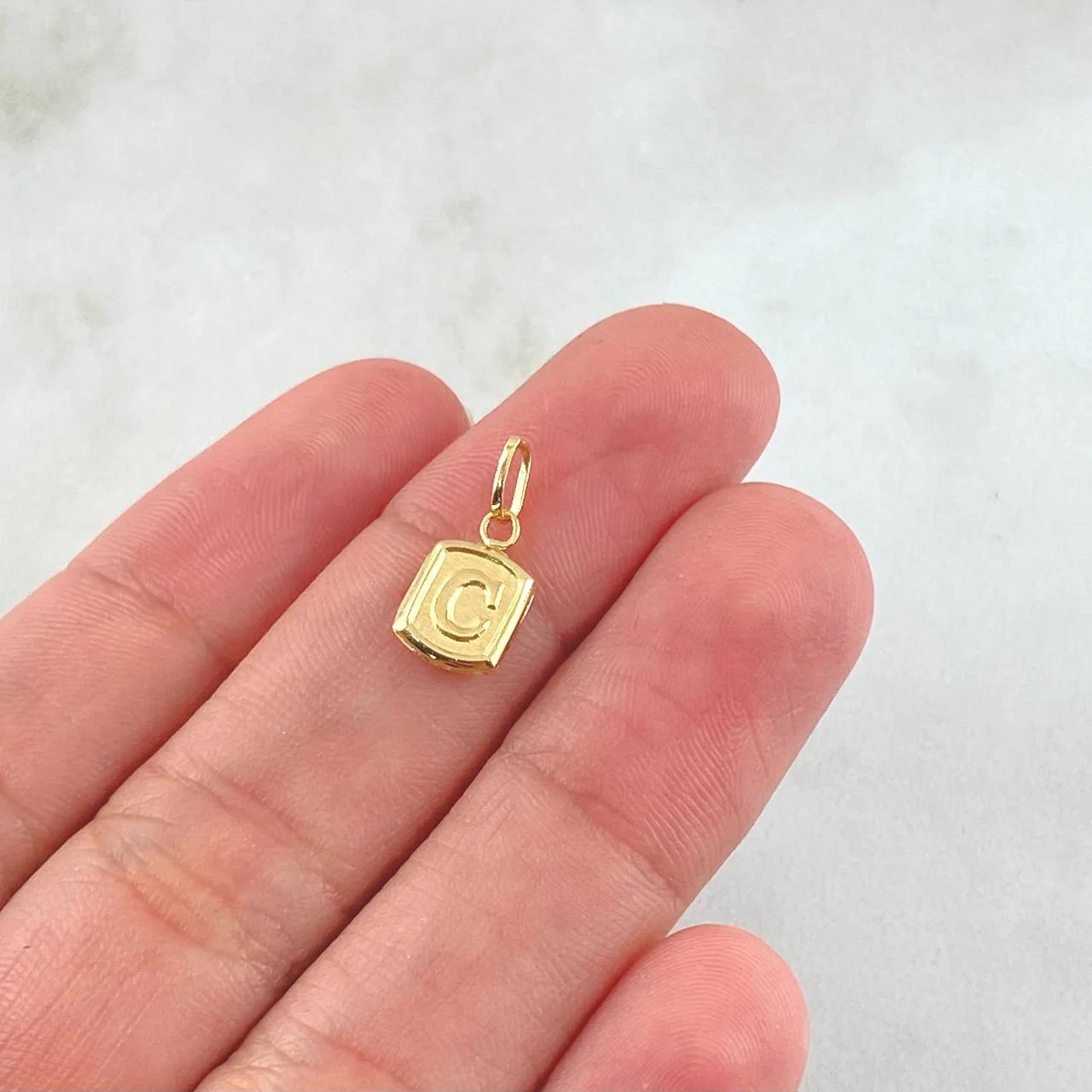 Dije Letra C 0.35 g / 1.4 cm Oro Amarillo 18K - Image 3