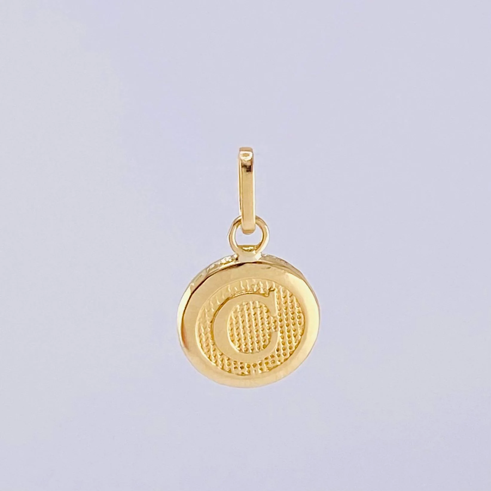 Dije Letra C 0.4 g / 1.6 cm Oro Amarillo 18K - Image 4