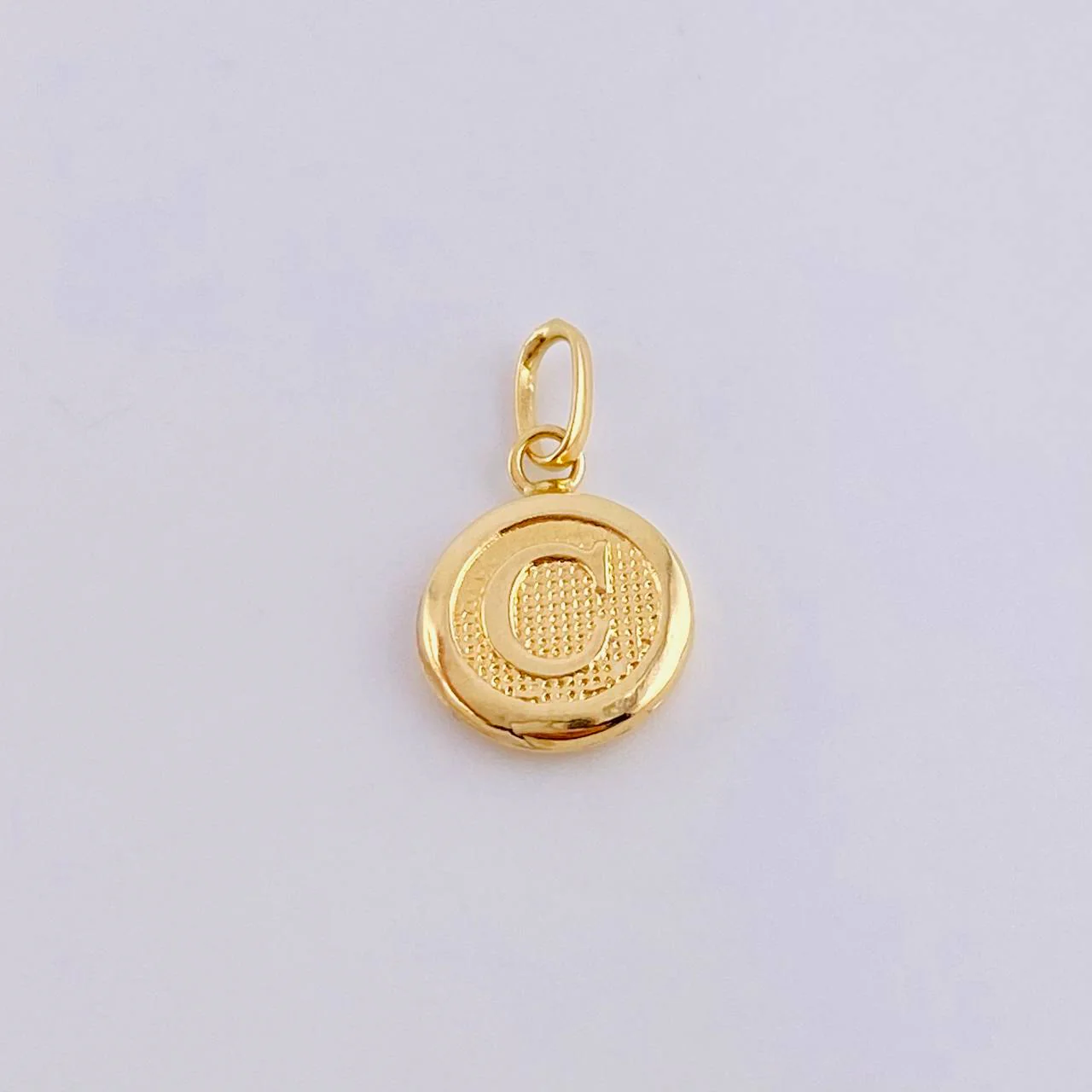 Dije Letra C 0.45 g / 1.6 cm Oro Amarillo 18K