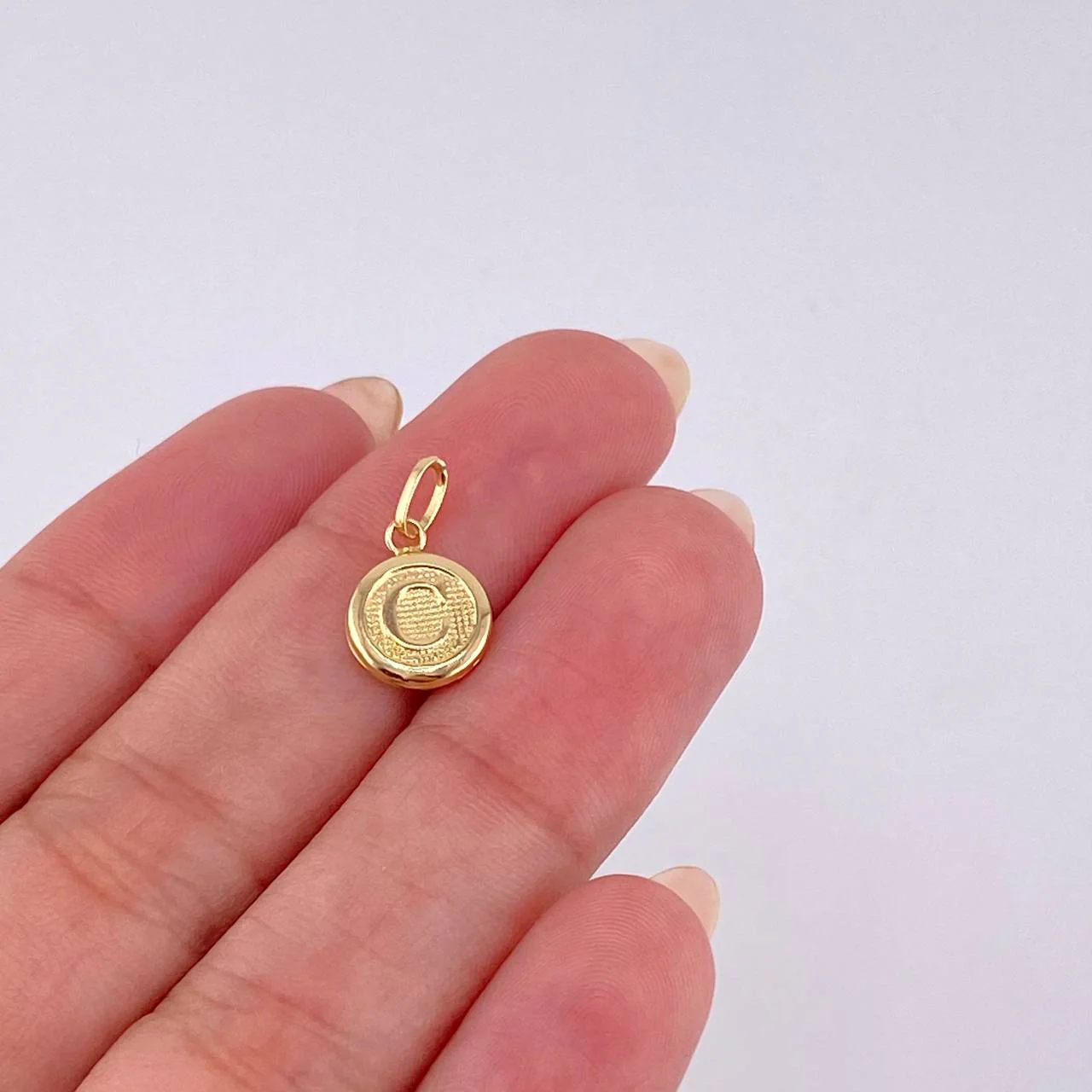 Dije Letra C 0.45 g / 1.6 cm Oro Amarillo 18K - Image 3