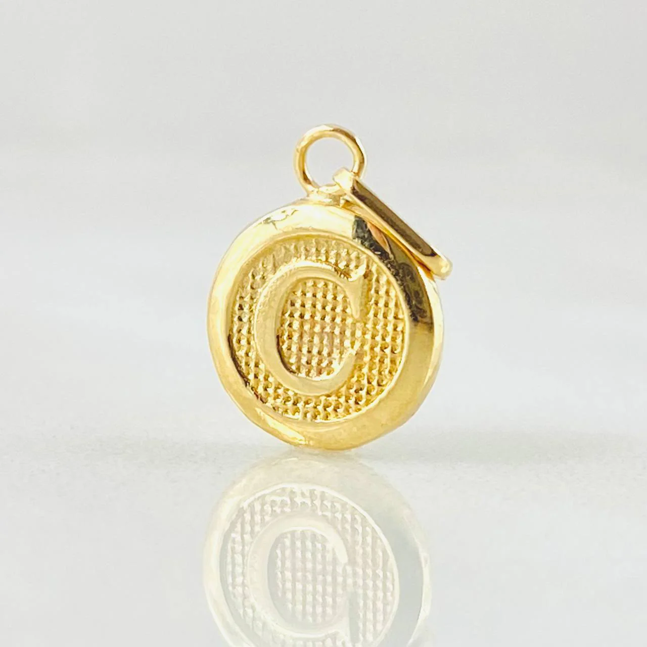 Dije Letra C Circulo Texturizado 0.4gr / 1.5cm / Oro Amarillo 18K *