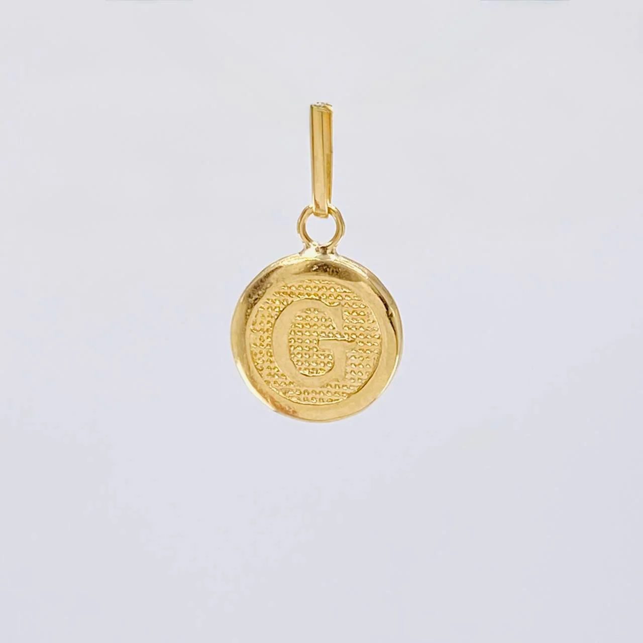 Dije Letra Circulo G 0.4 g / 1.6 cm Oro Amarillo 18K - Image 2
