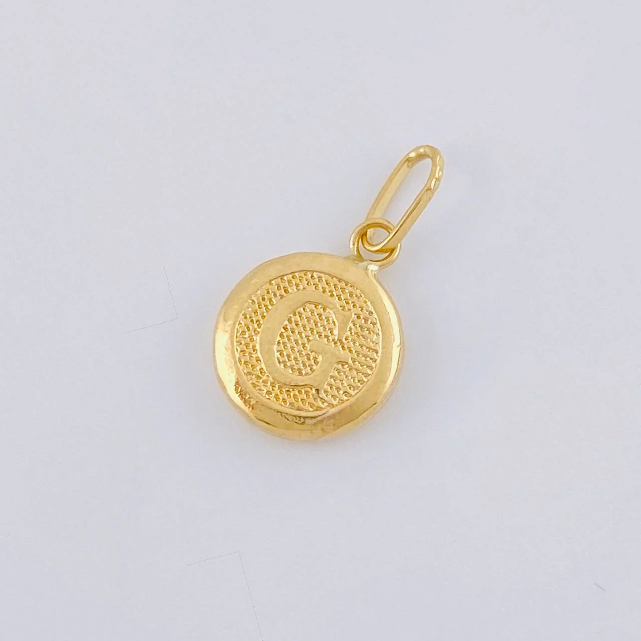 Dije Letra Circulo G 0.45 g / 1.6 cm Oro Amarillo 18K - Image 3