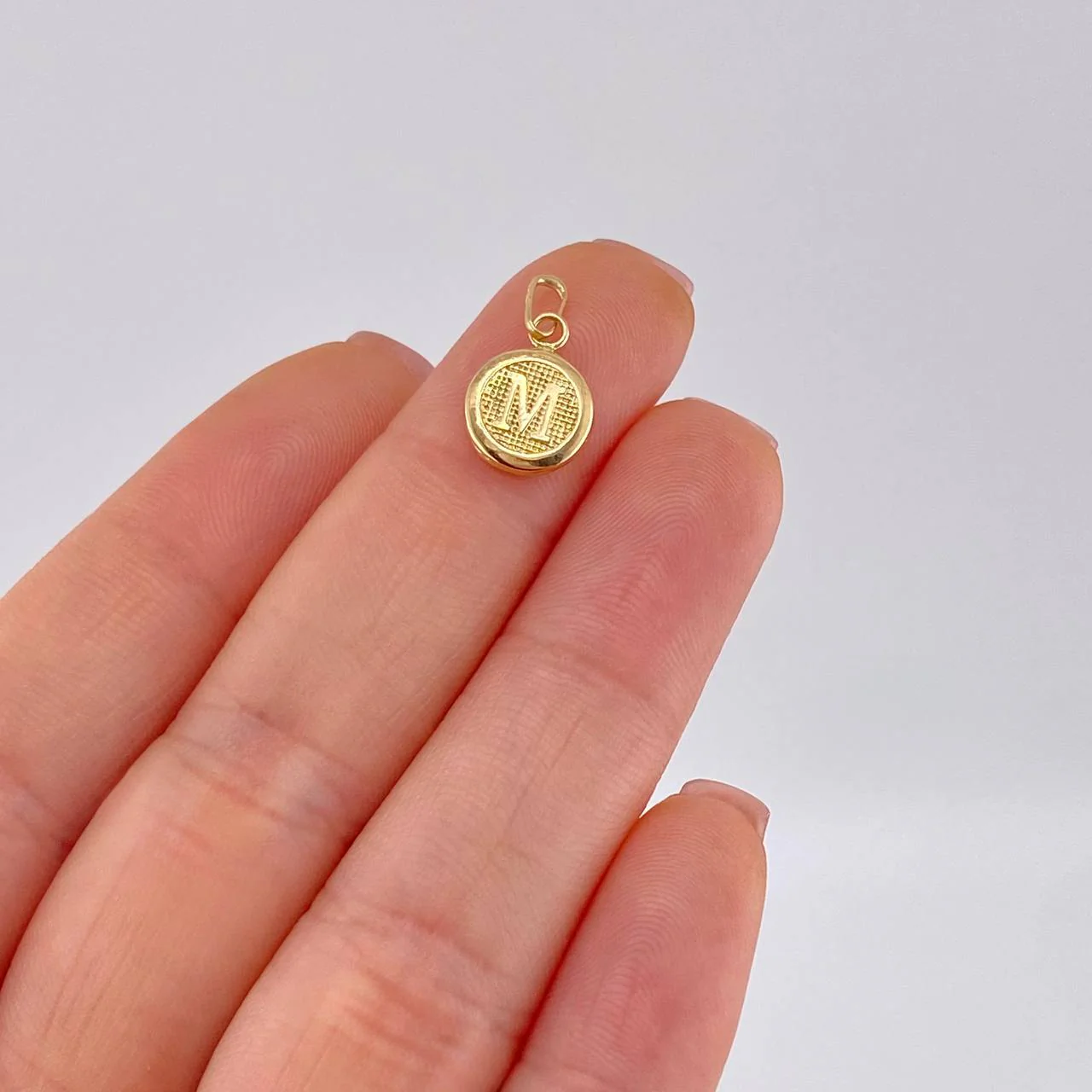 Dije Letra Circulo M 0.4 g / 1.6 cm Oro Amarillo 18K - Image 4