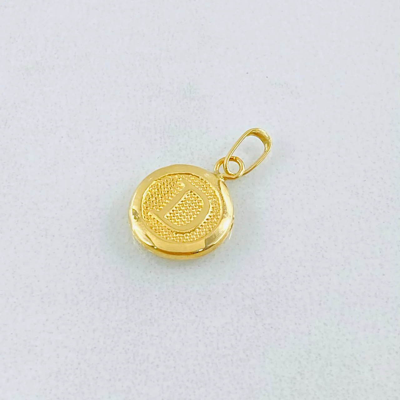 Dije Letra D Circulo 0.4 g / 1.5 cm Oro Amarillo 18K - Image 3