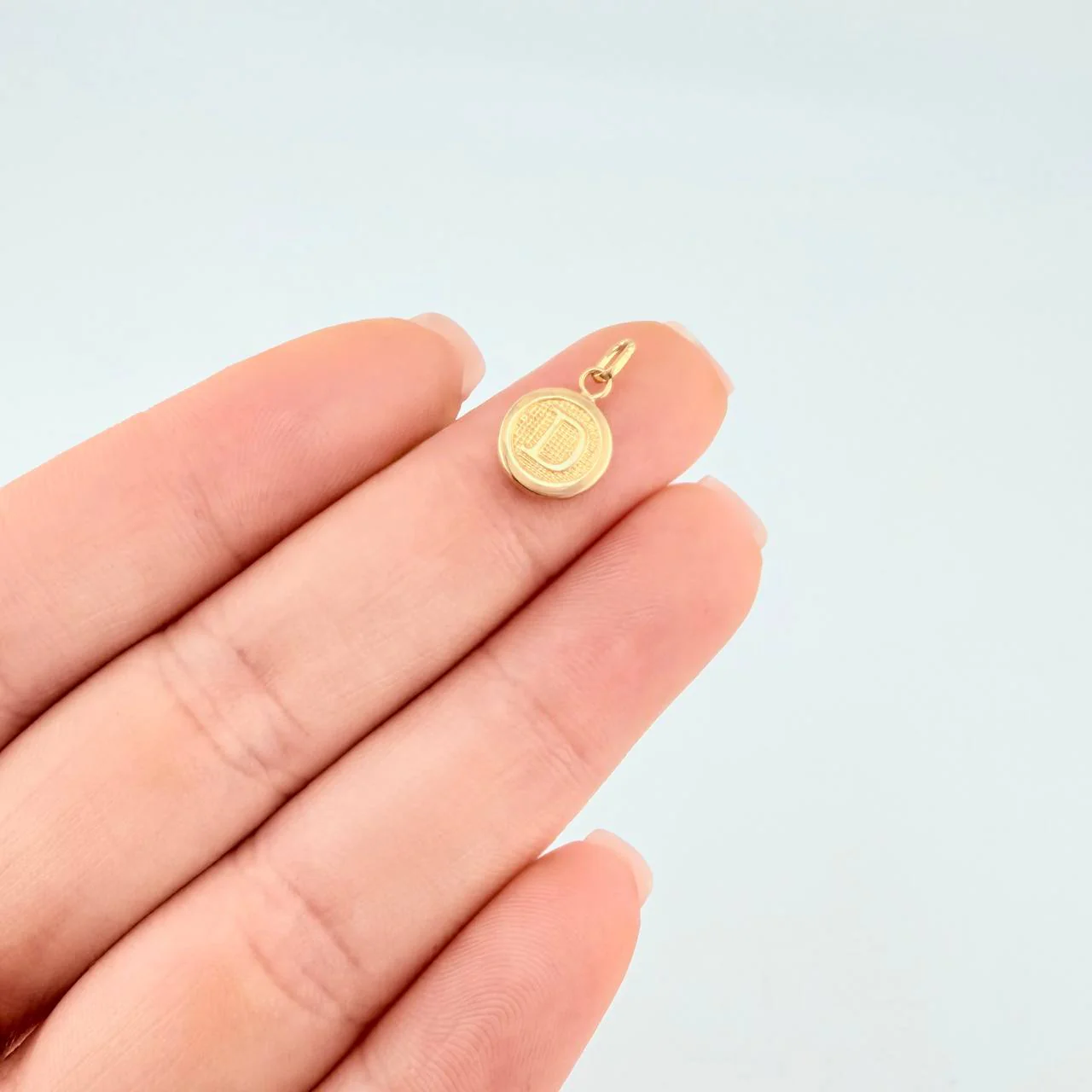 Dije Letra D Circulo 0.4 g / 1.5 cm Oro Amarillo 18K - Image 4
