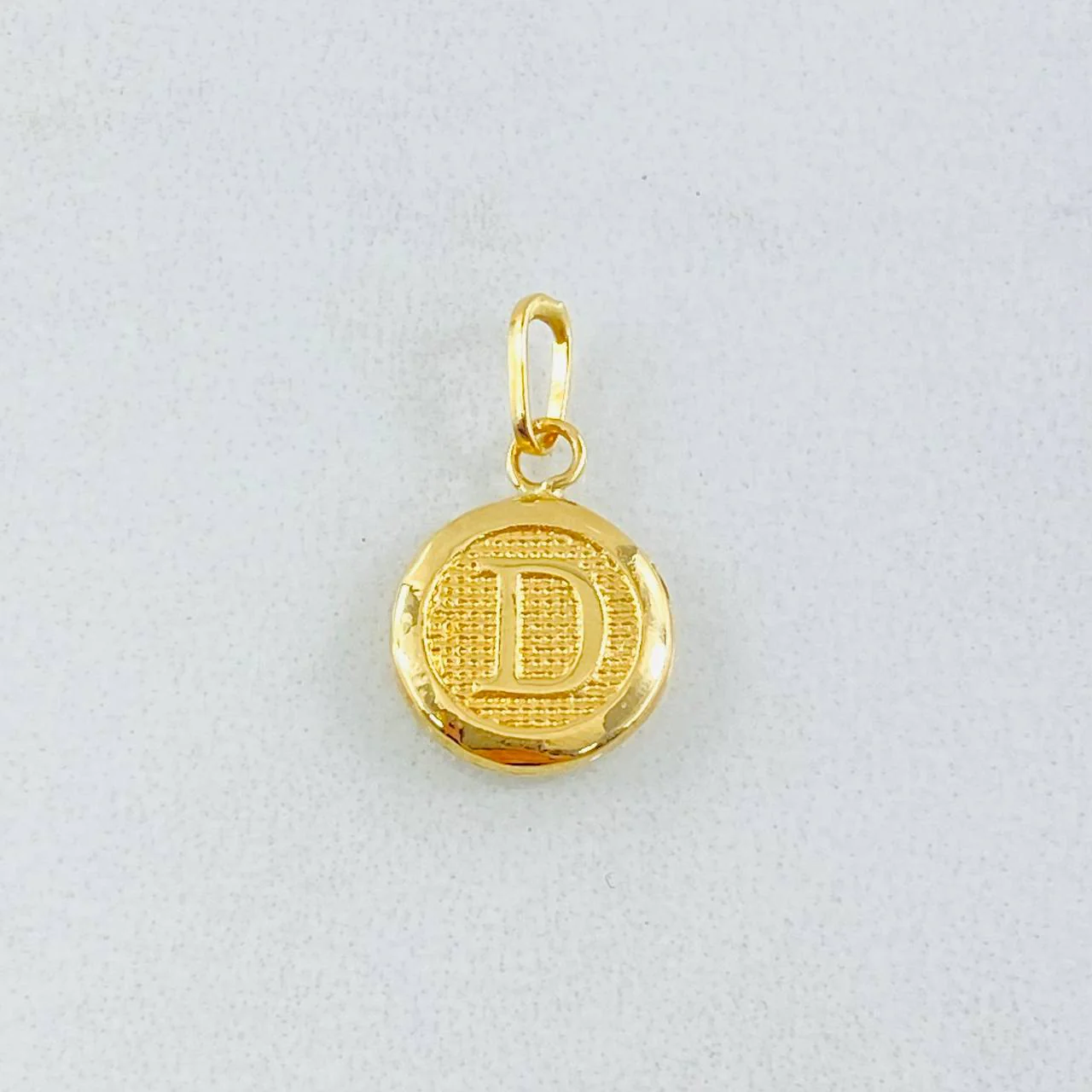 Dije Letra D Circulo 0.4 g / 1.5 cm Oro Amarillo 18K - Image 2