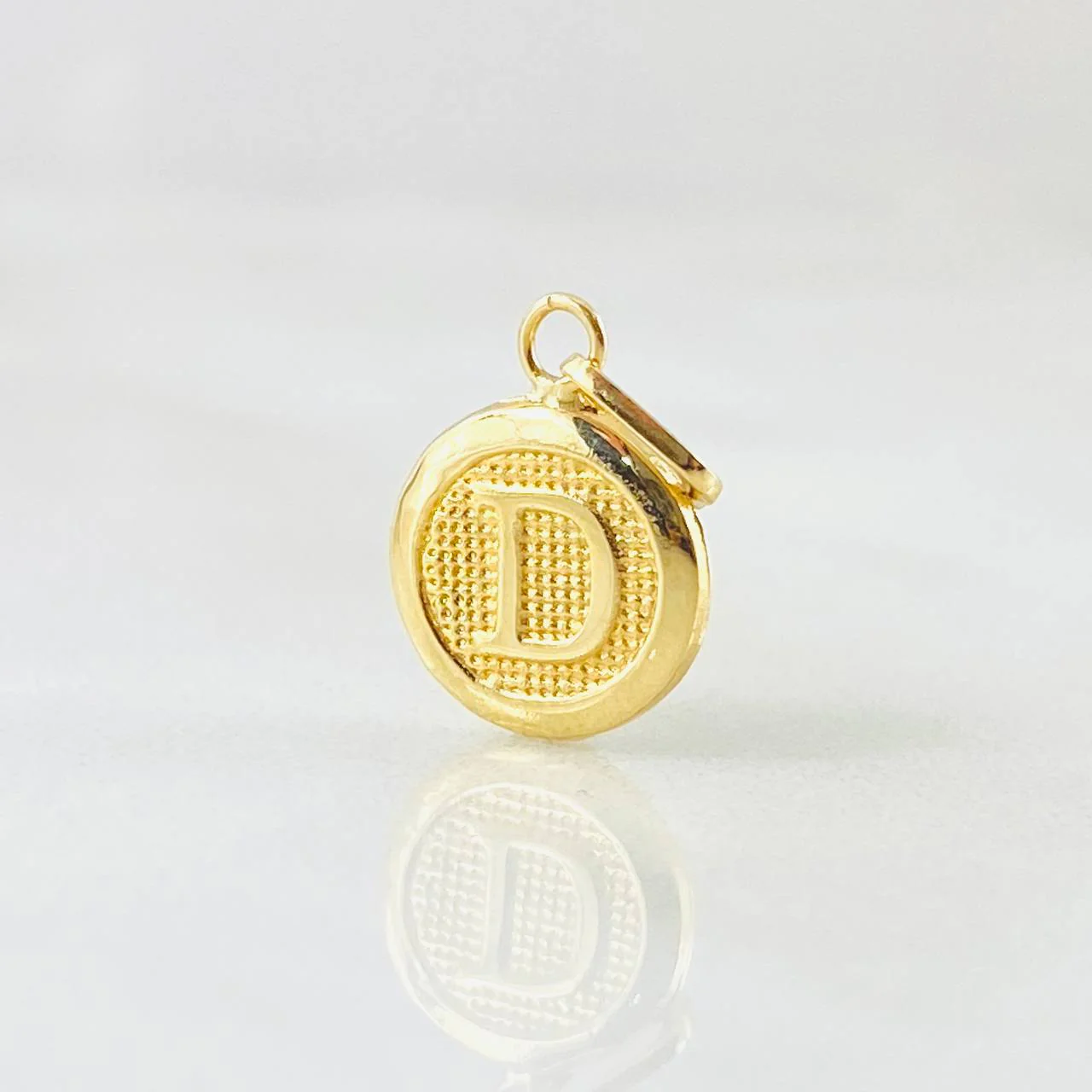 Dije Letra D Circulo 0.45 g / 1.5 cm Oro Amarillo 18K
