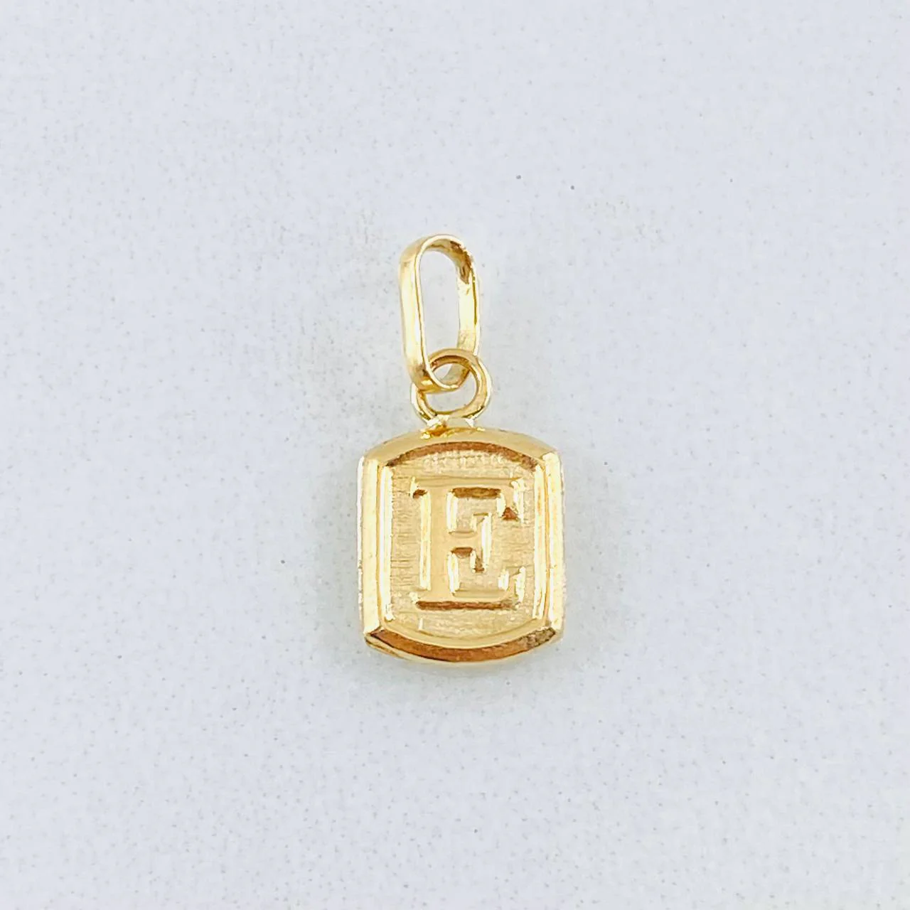 Dije Letra E Marco Texturizado 0.3gr / 1.5cm / Oro Amarillo 18K - Image 2