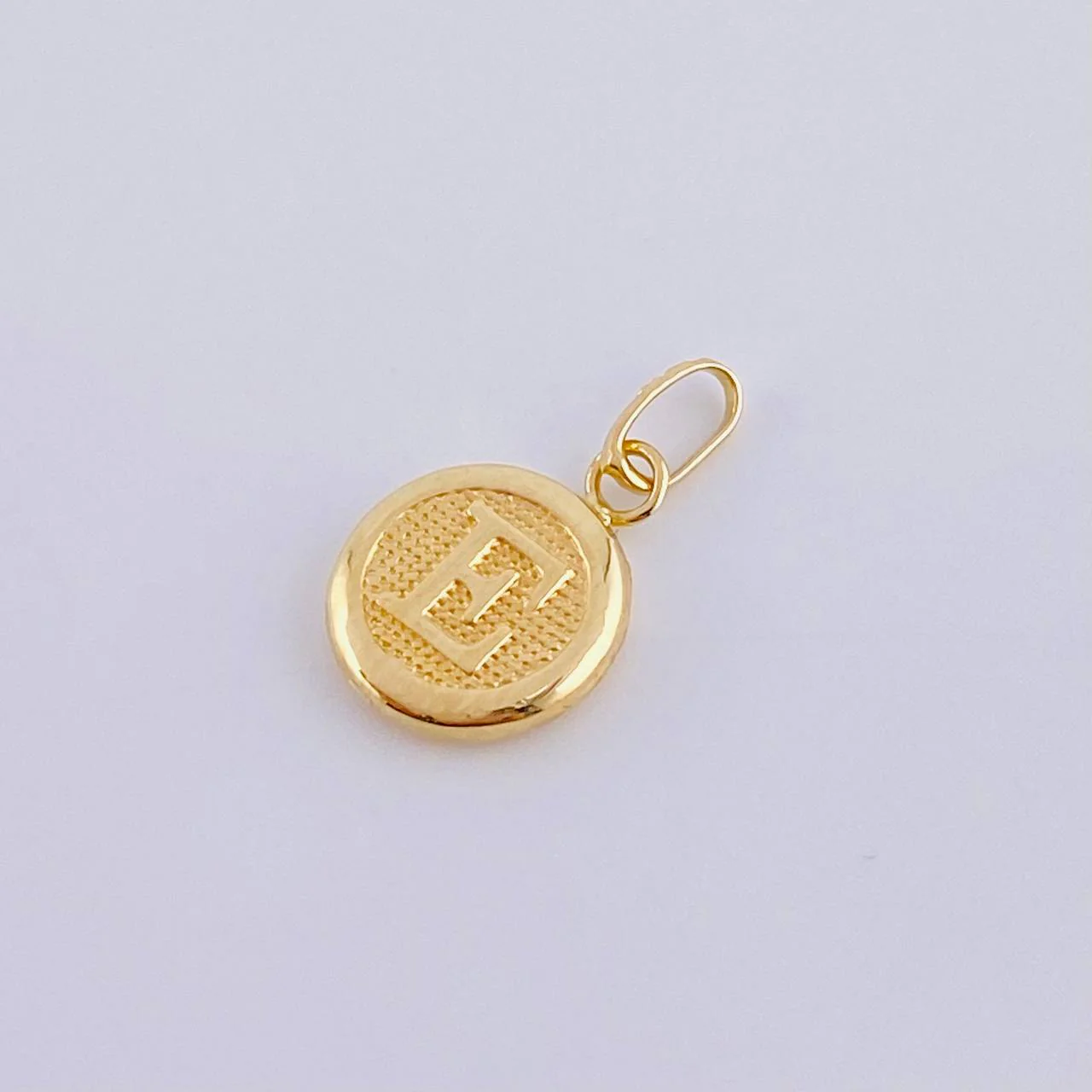 Dije Letra E 0.4 g / 1.6 cm Oro Amarillo 18K - Image 2