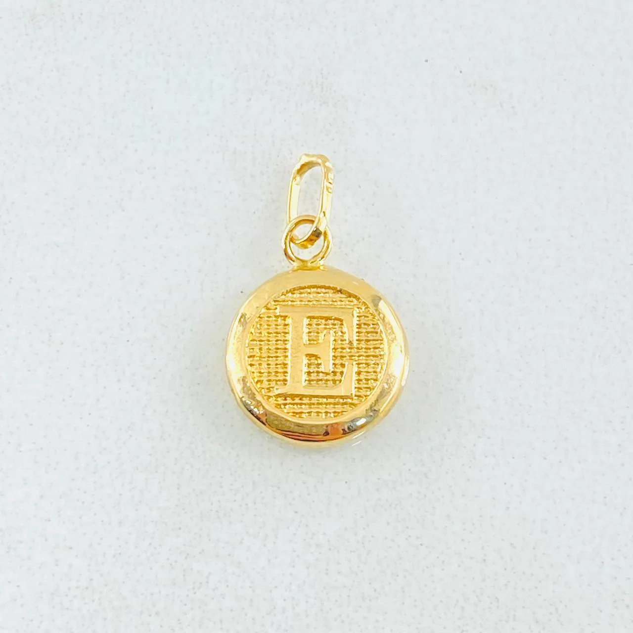 Dije Letra E Circulo Texturizado 0.45gr / 1.5cm / Oro Amarillo 18K - Image 2