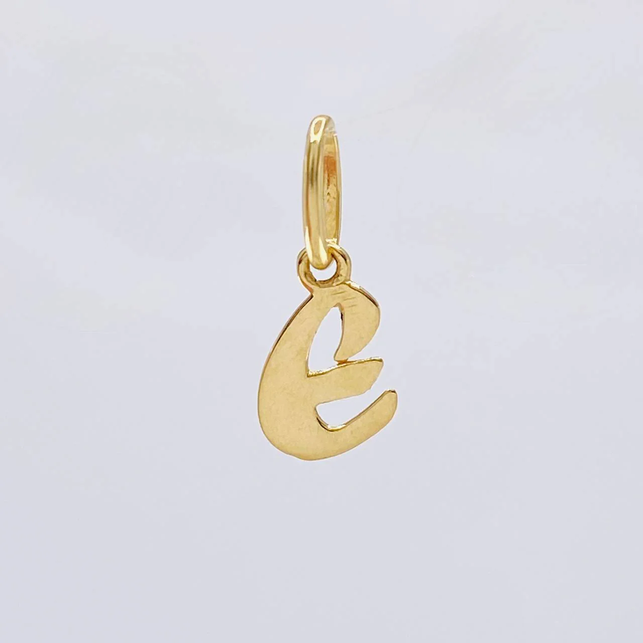 Dije Letra E Cursiva 0.35 g / 1.7 cm Oro Amarillo 18K