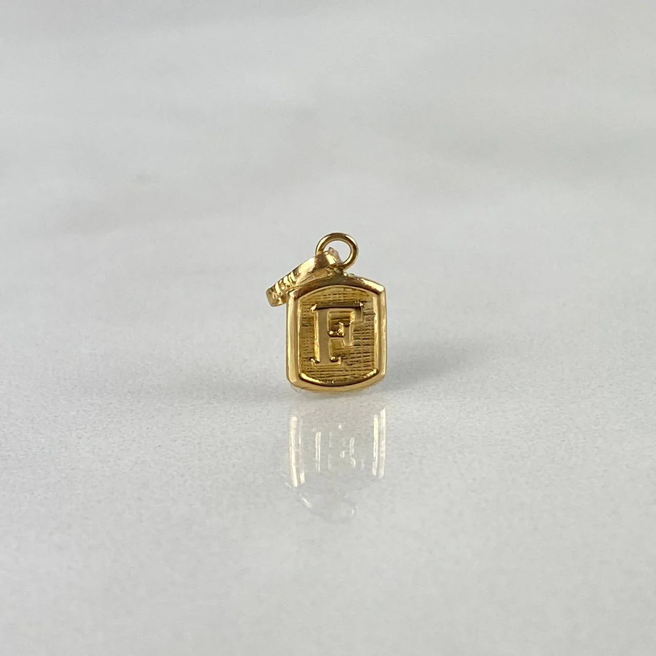 Dije Letra F 0.3 g / 1.4 cm Oro Amarillo 18K - Image 2